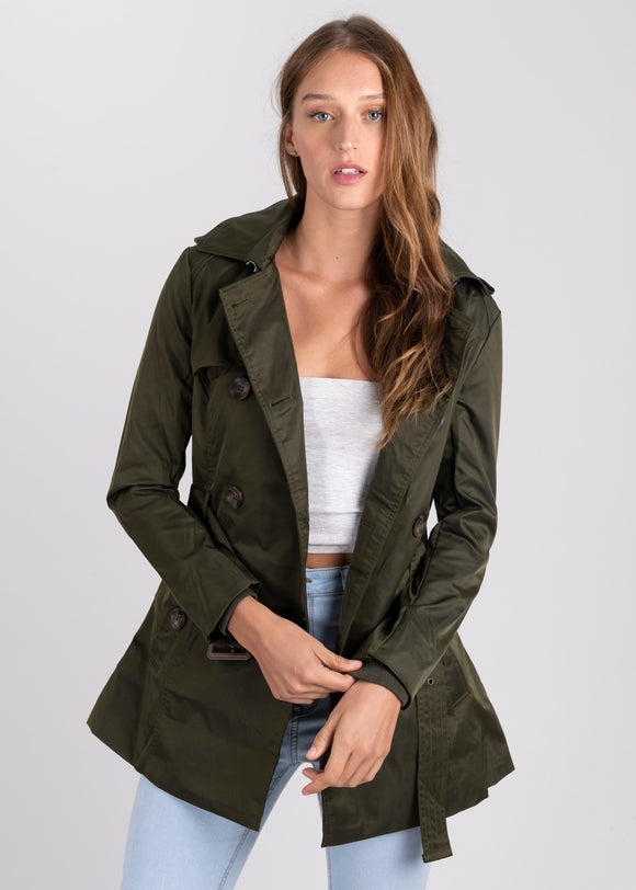 Gabardina corta cinturón botones