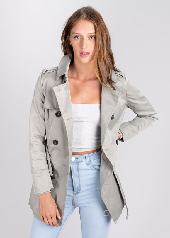 Gabardina corta cinturón botones