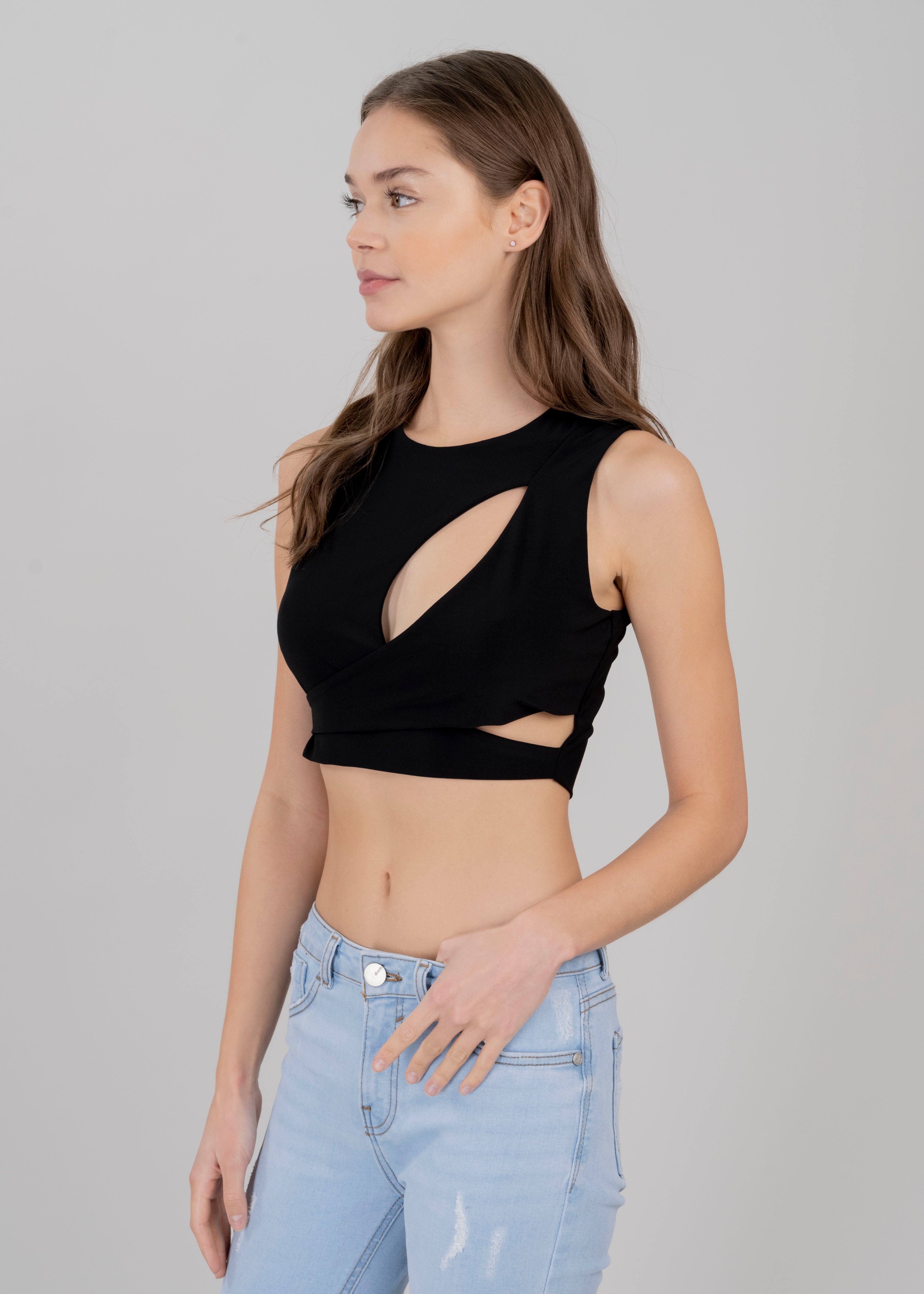 Top crop asimétrico cut out NEGRO