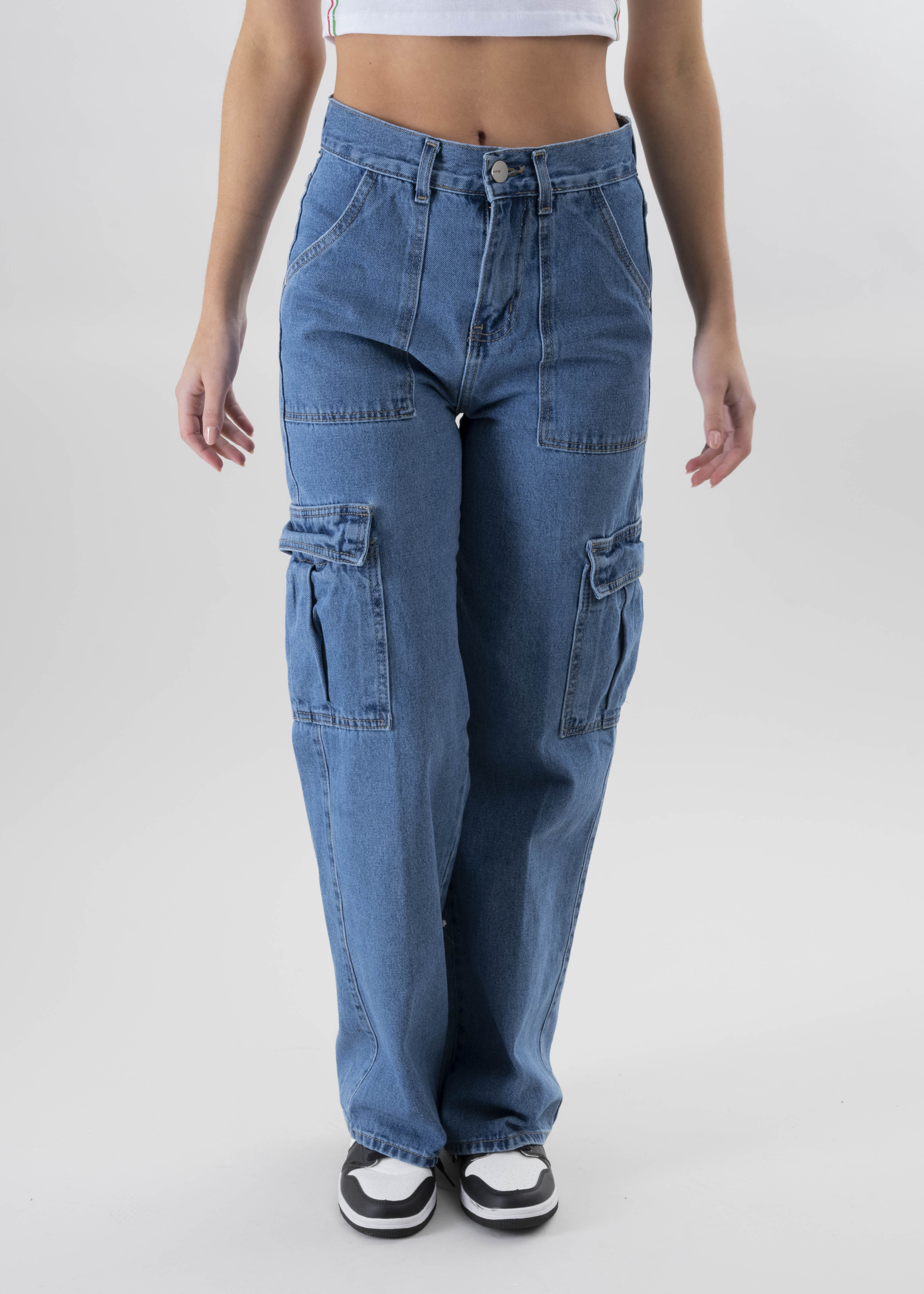 Jeans rectos bolsas cargo MEDIUM WASH