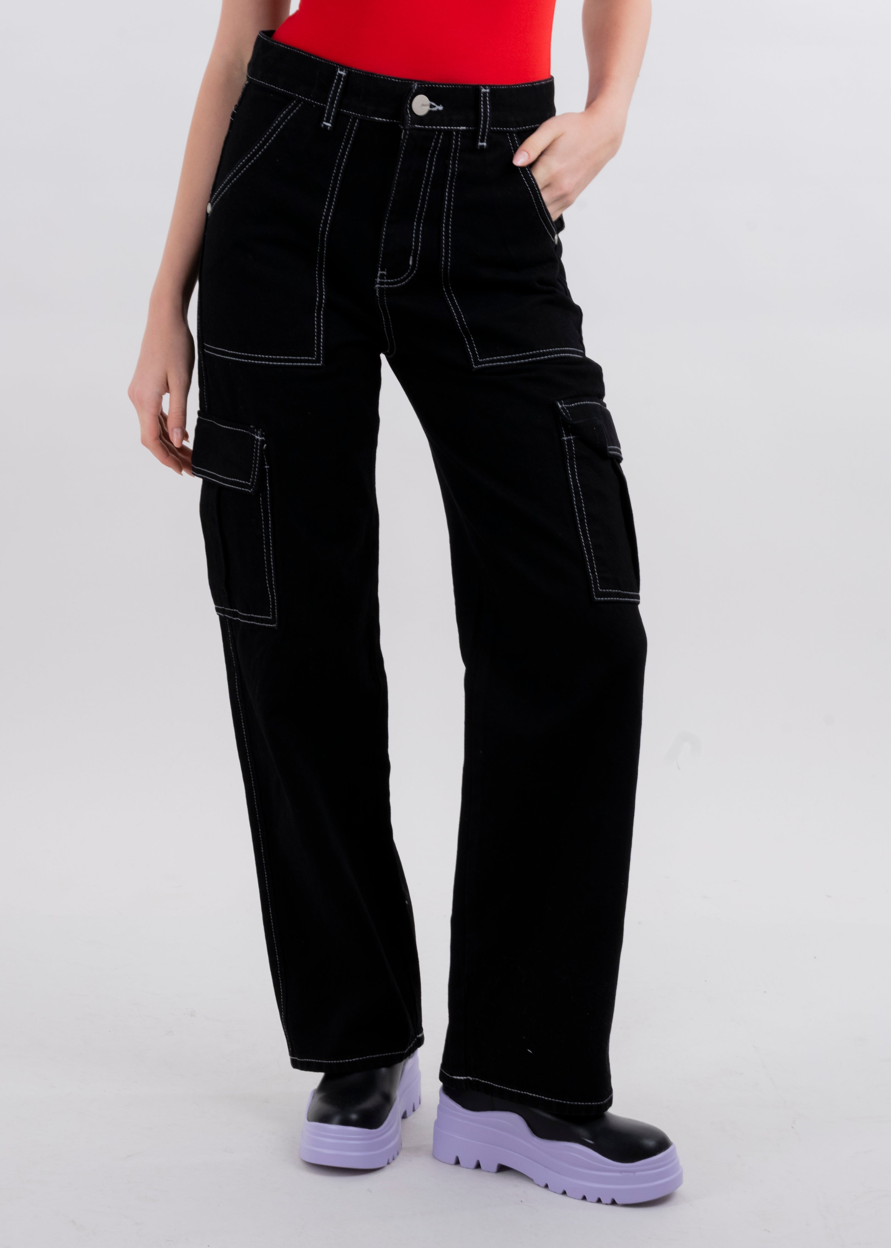 Jeans rectos bolsas cargo NEGRO
