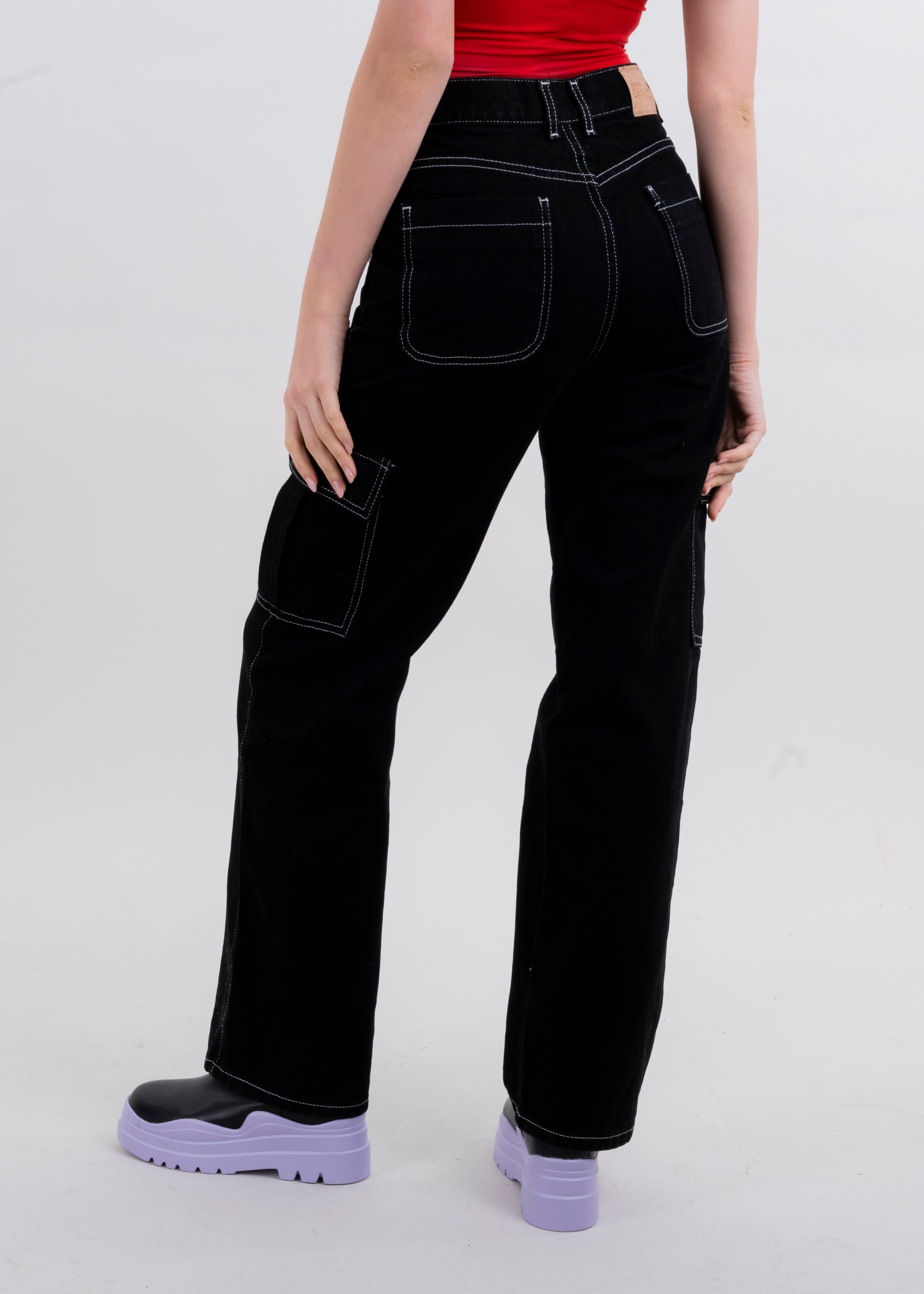 Jeans rectos bolsas cargo NEGRO