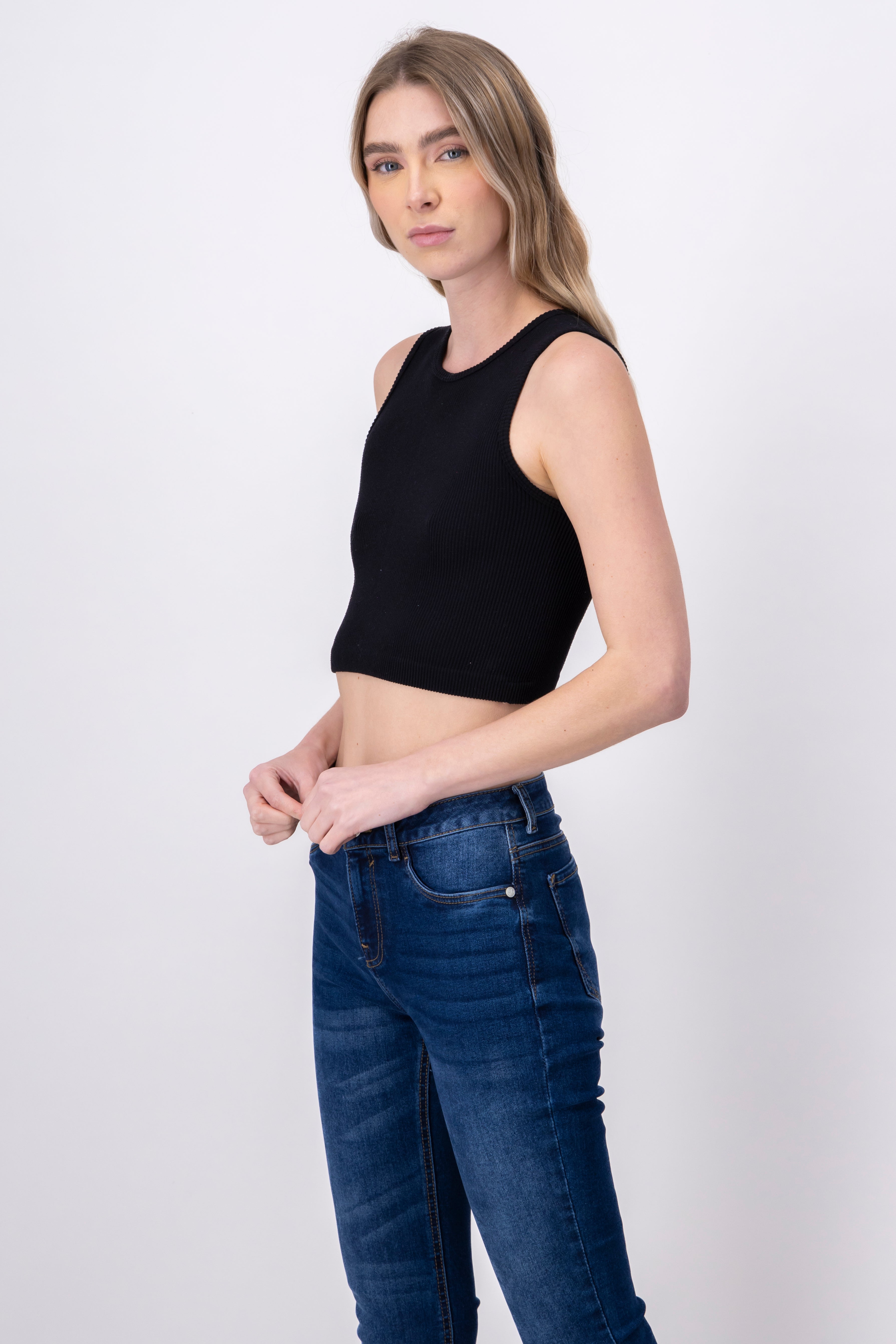 Top crop acanalado cuello redondo NEGRO