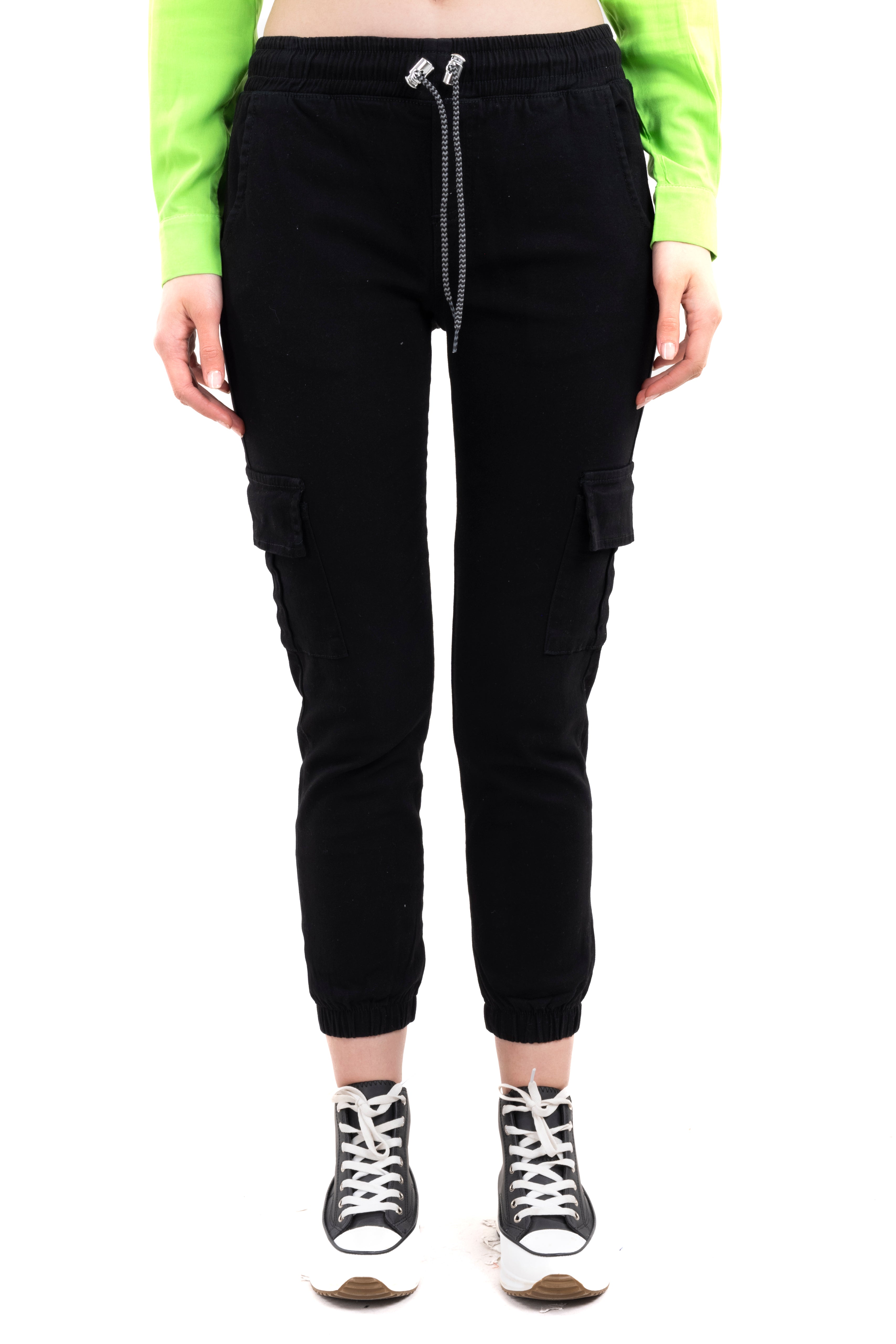 Jeans cargo con resorte y jareta NEGRO