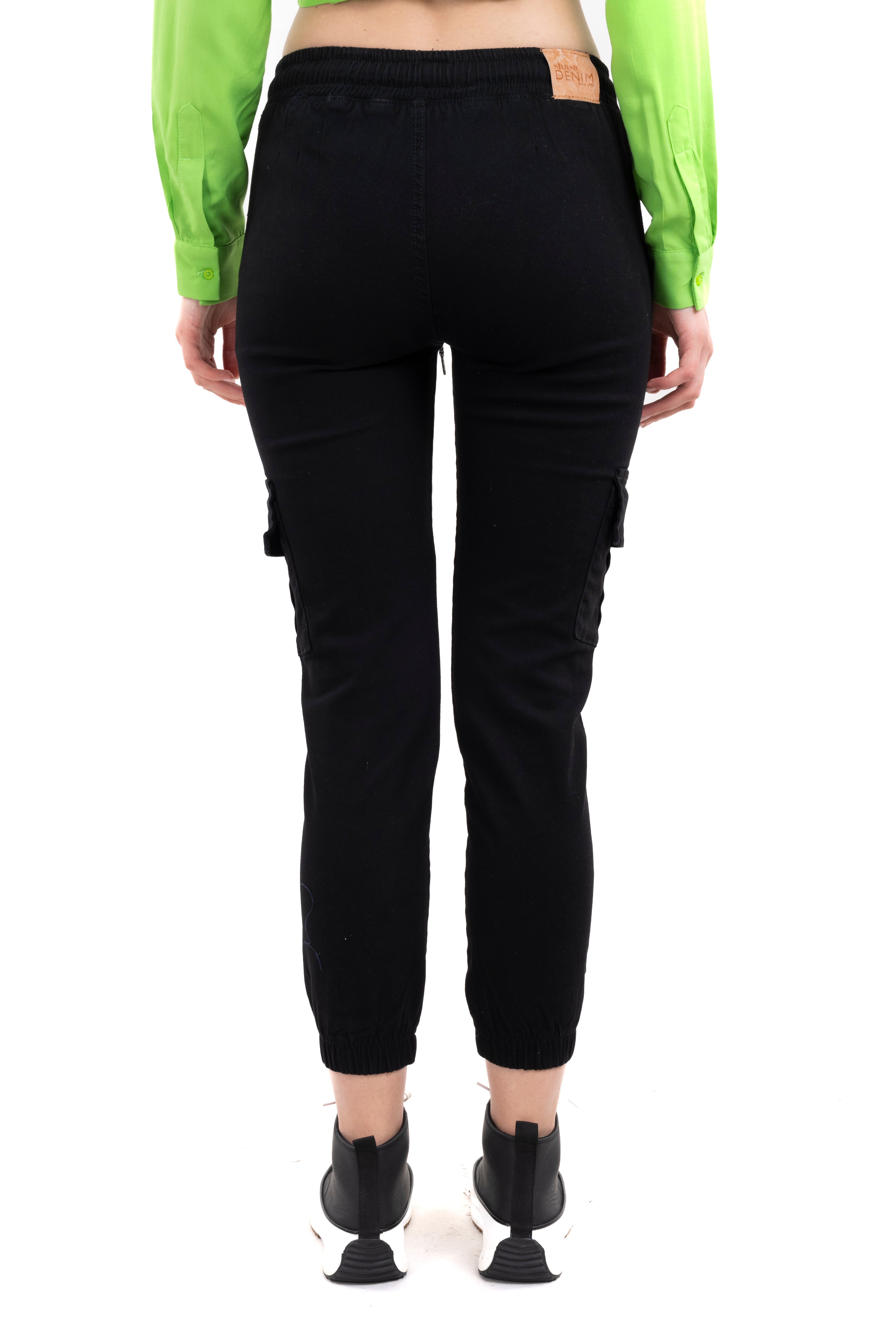 Jeans cargo con resorte y jareta NEGRO