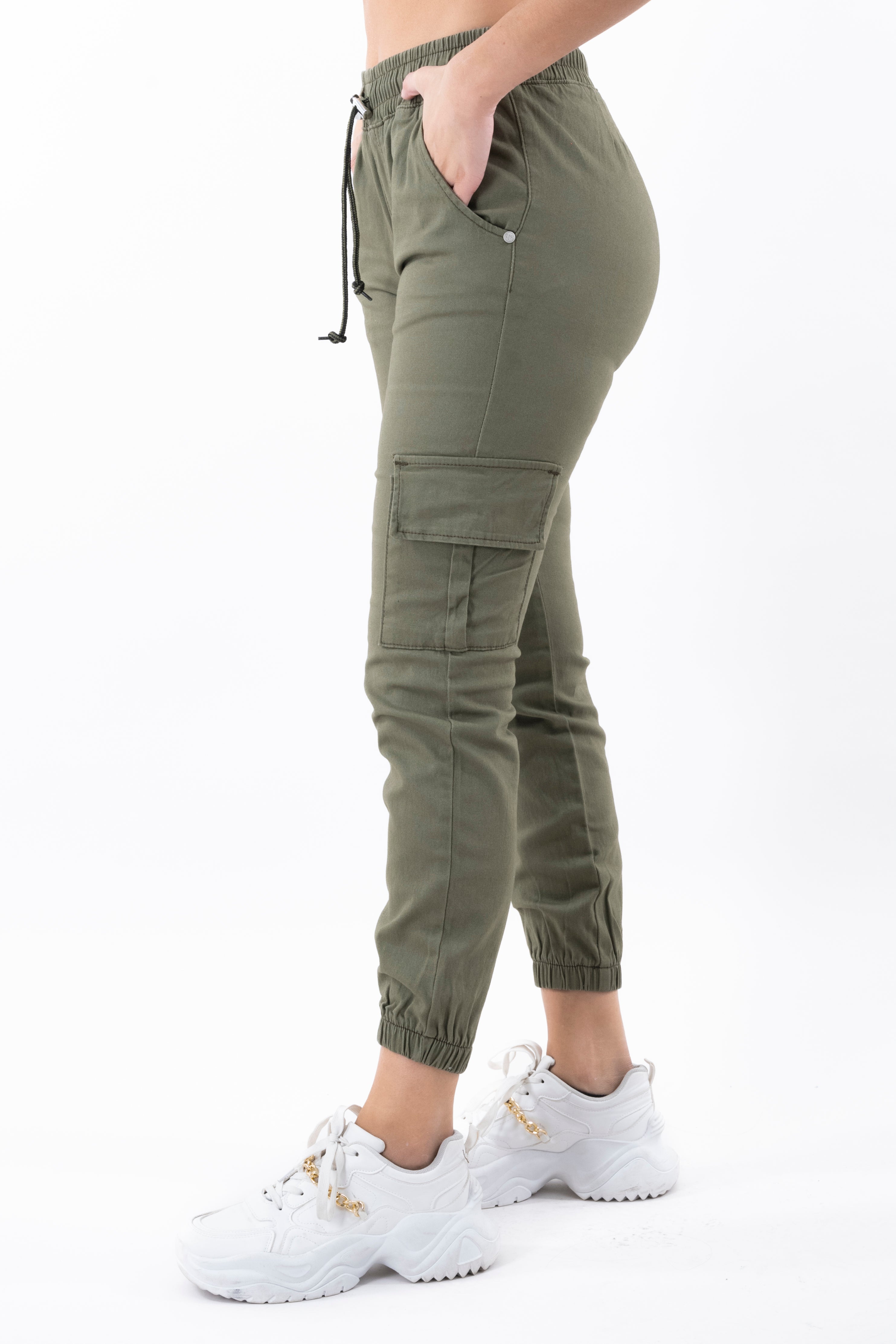 Jeans cargo con resorte y jareta OLIVO