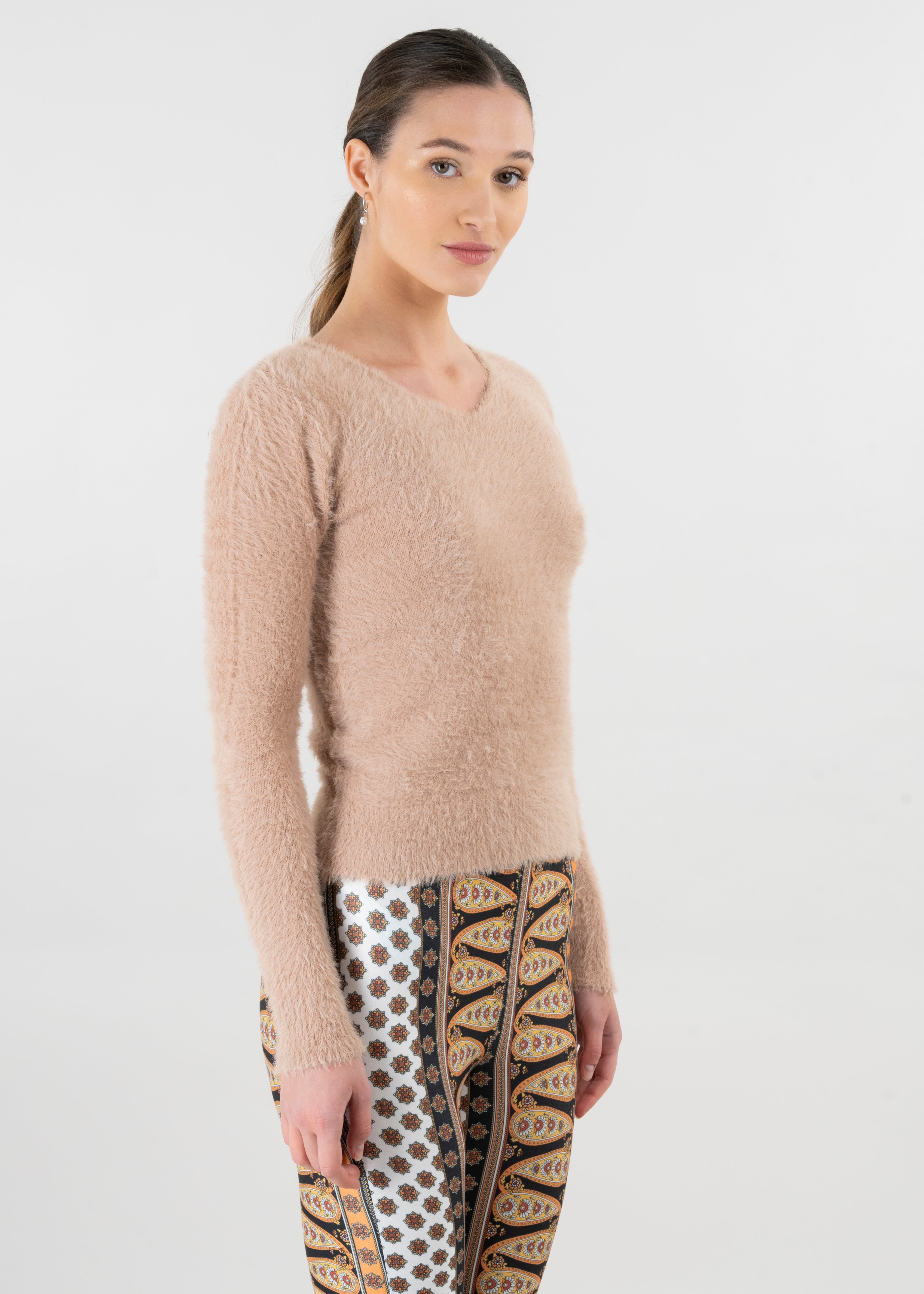 Suéter cuello v peluche BEIGE