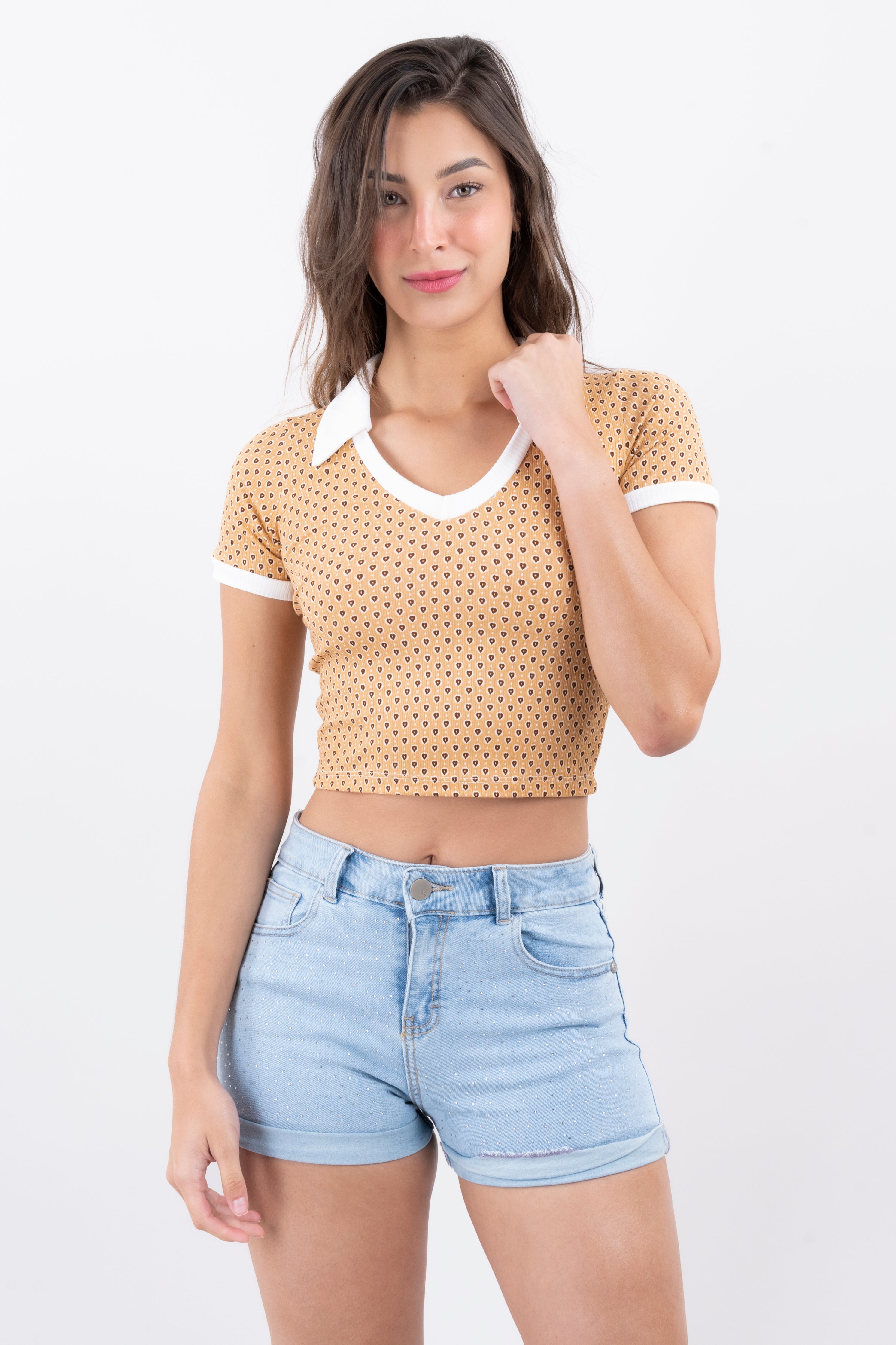 Playera crop cuello polo corazones TAUPE