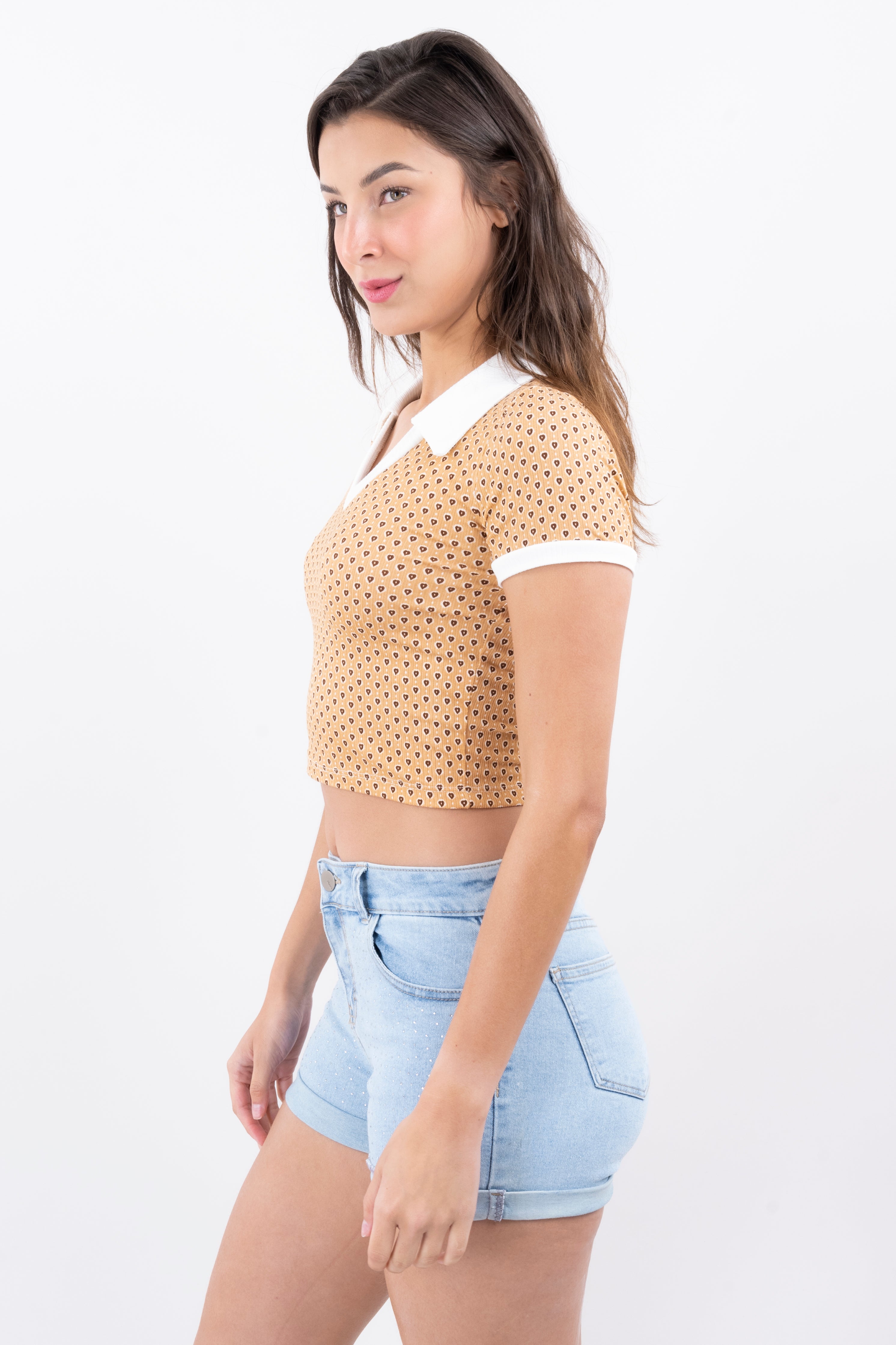 Playera crop cuello polo corazones TAUPE