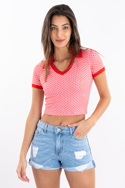 Playera crop cuello polo corazones ROSA COMBO