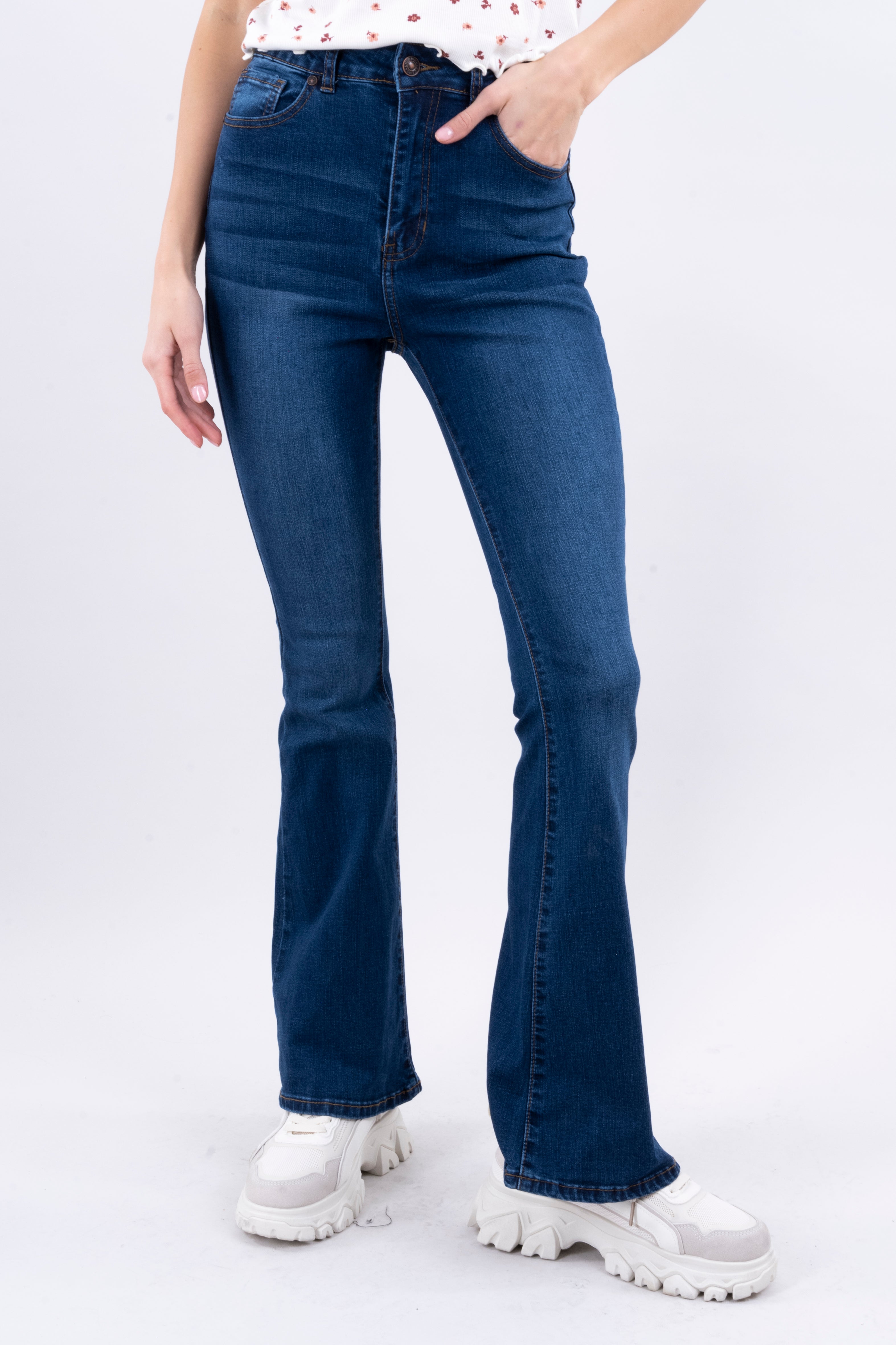 Jeans Flared Ligeramente Deslavados DARK WASH