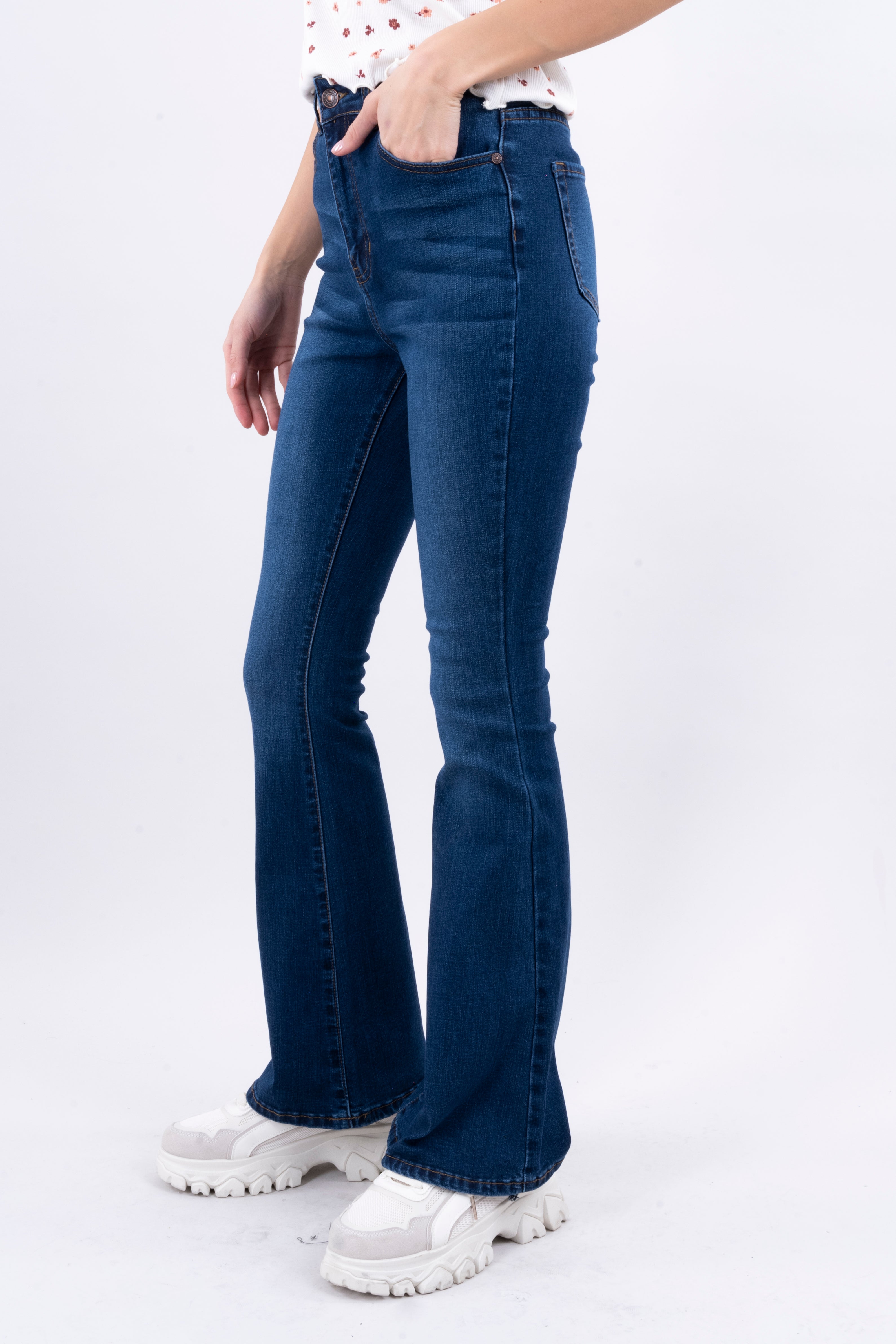 Jeans Flared Ligeramente Deslavados DARK WASH