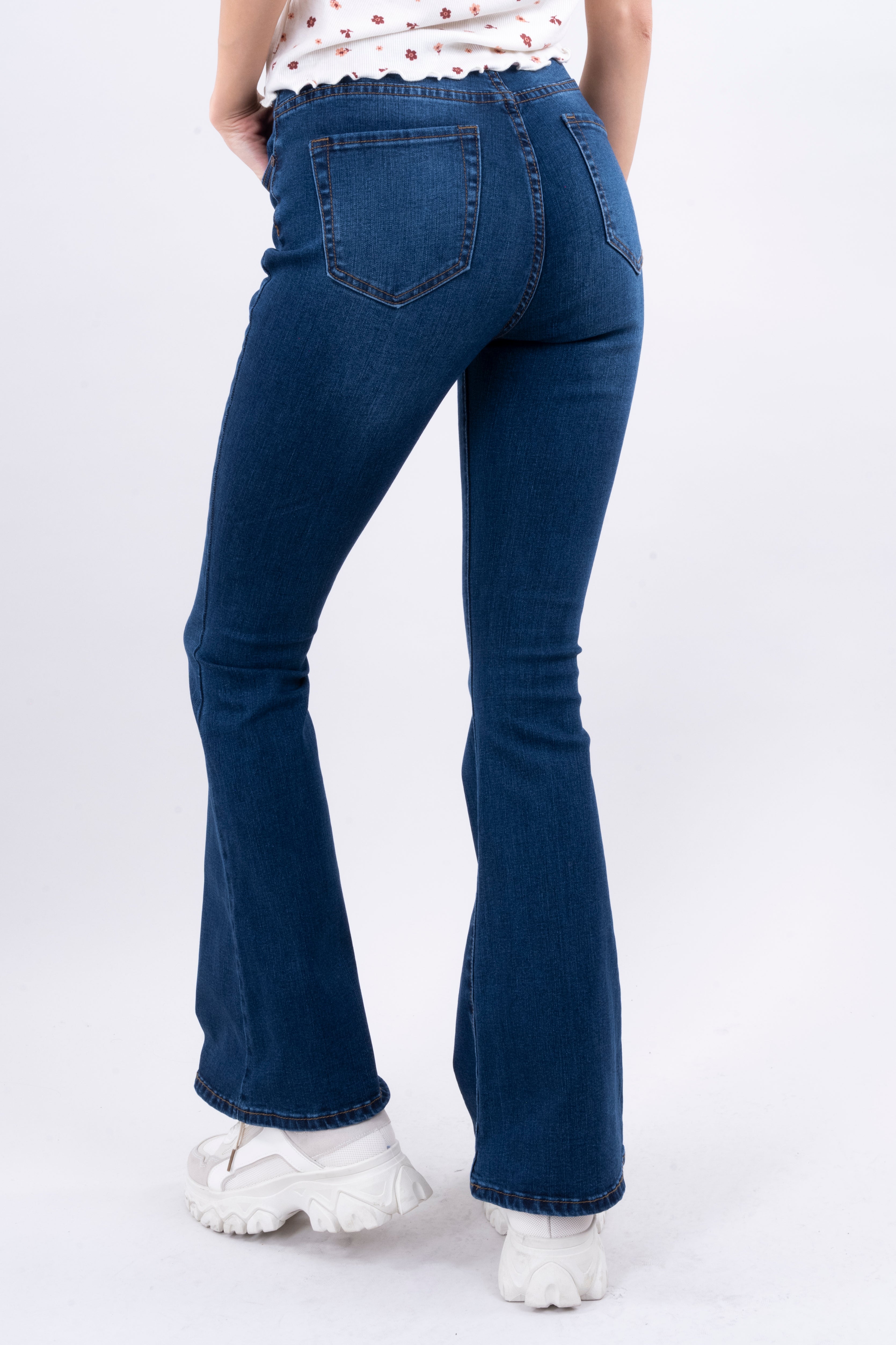 Jeans Flared Ligeramente Deslavados DARK WASH