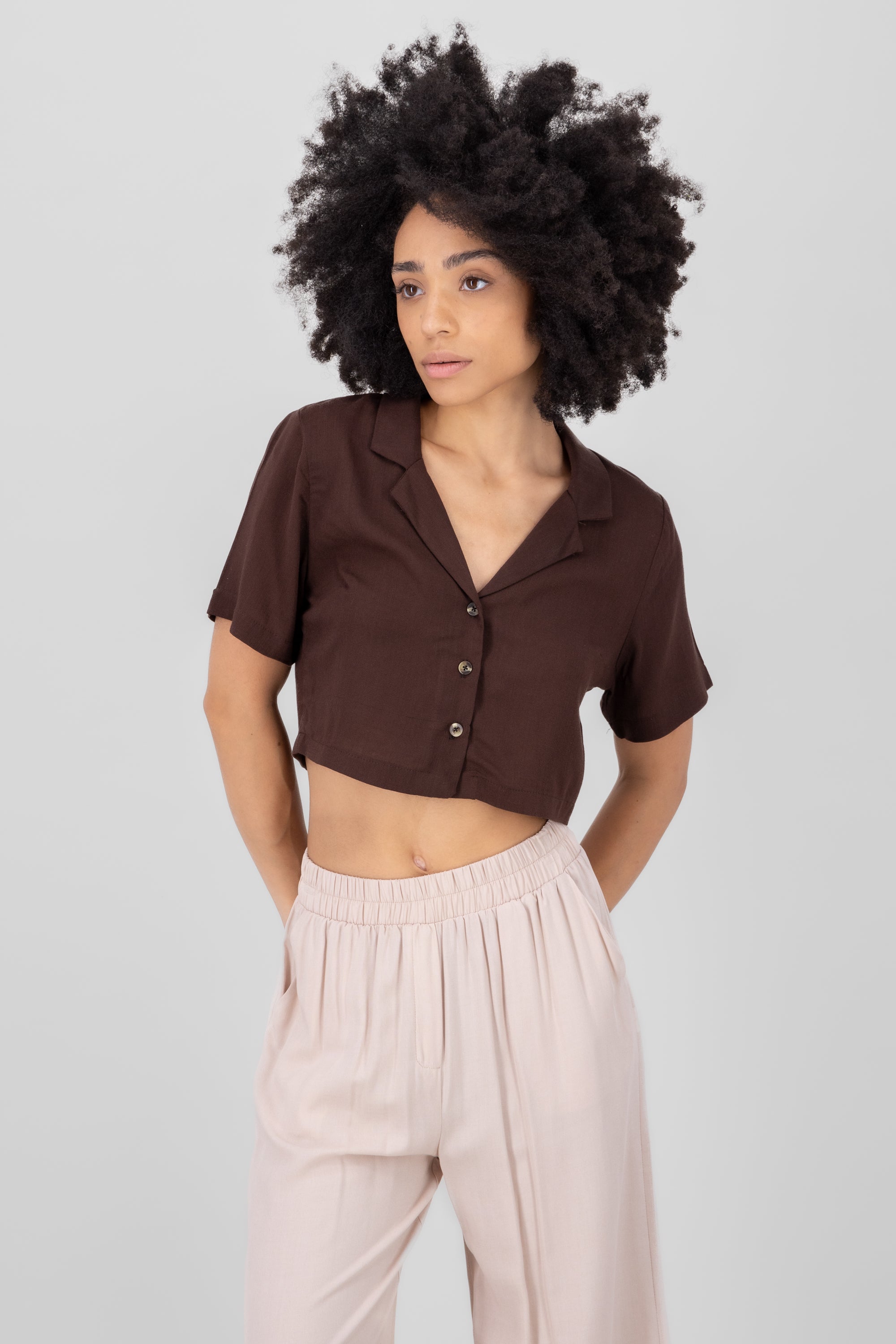 Camisa crop lisa CHOCOLATE