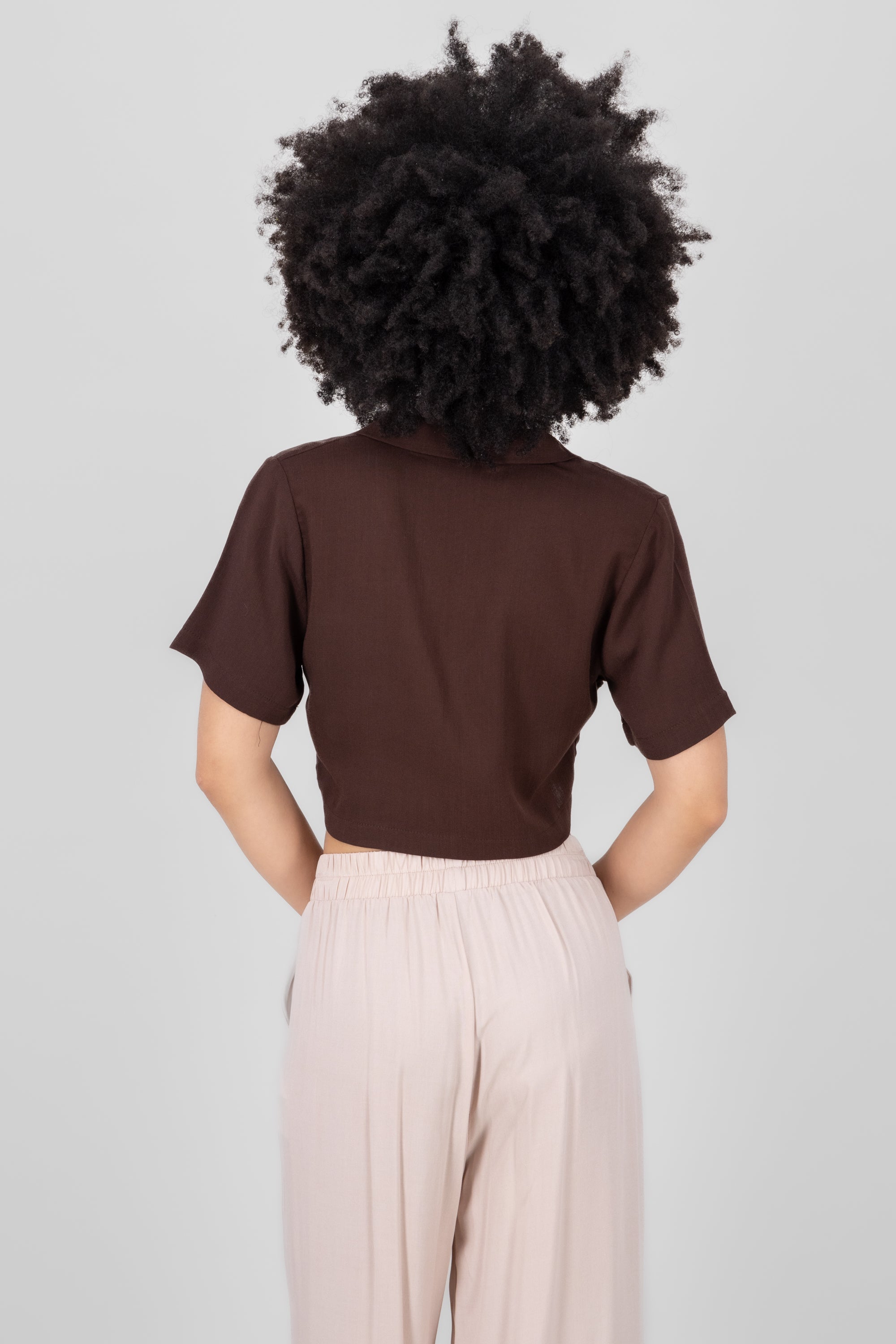 Camisa crop lisa CHOCOLATE