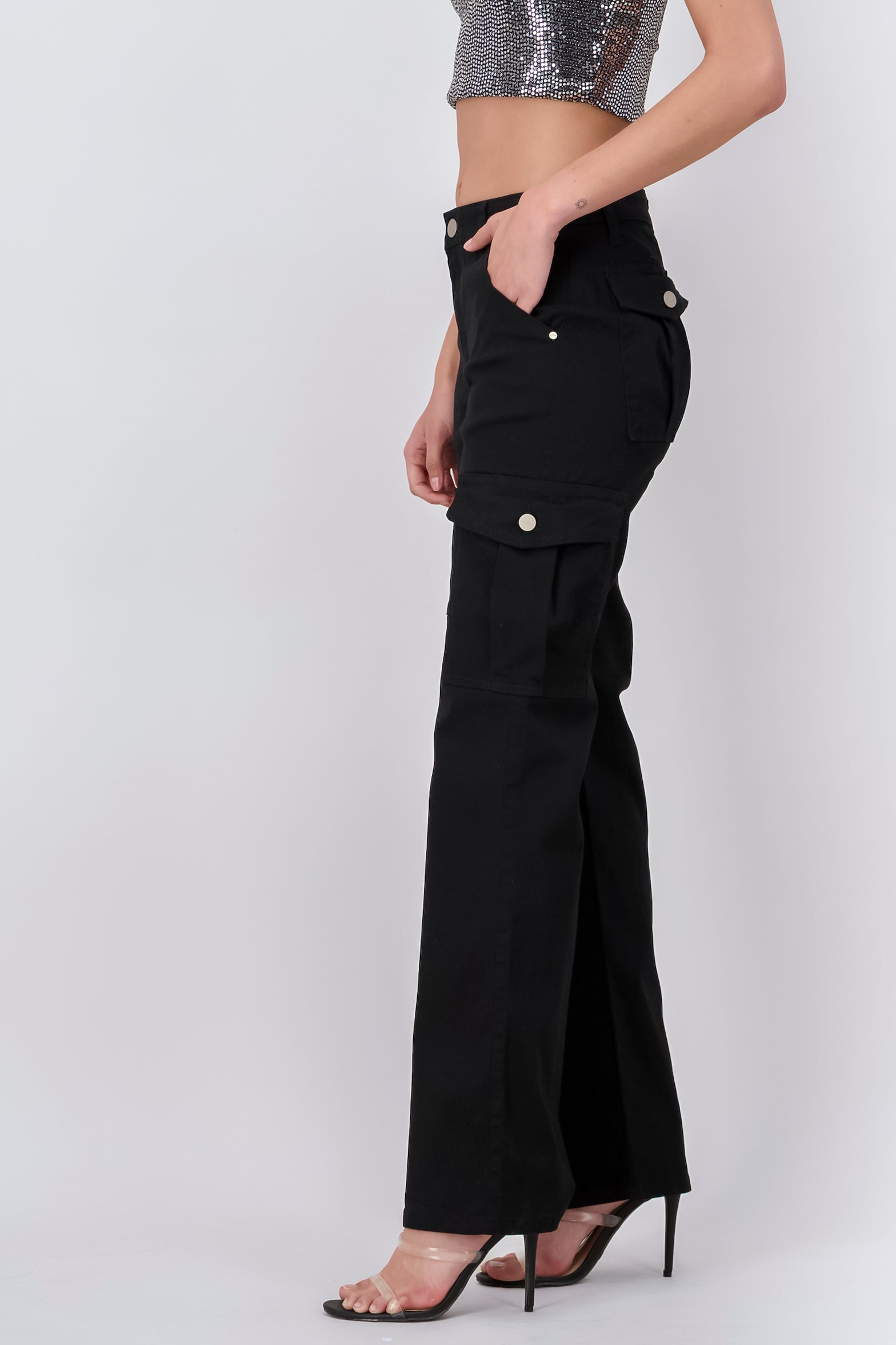 Jeans cargo wide leg bolsillos NEGRO