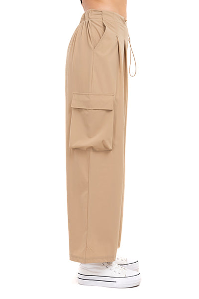 Pantalón parachute cordones liso KHAKI