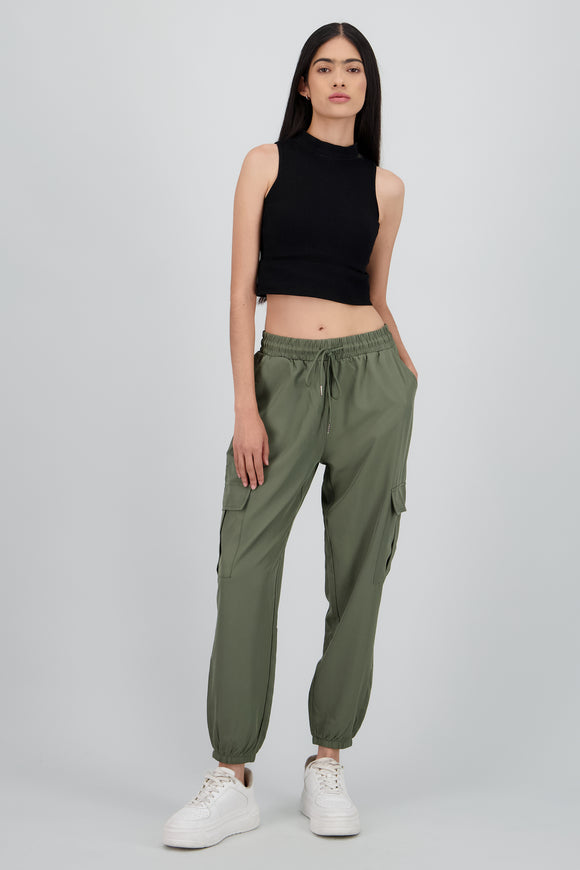 Pantalón Cargo Monocolor Bolsas