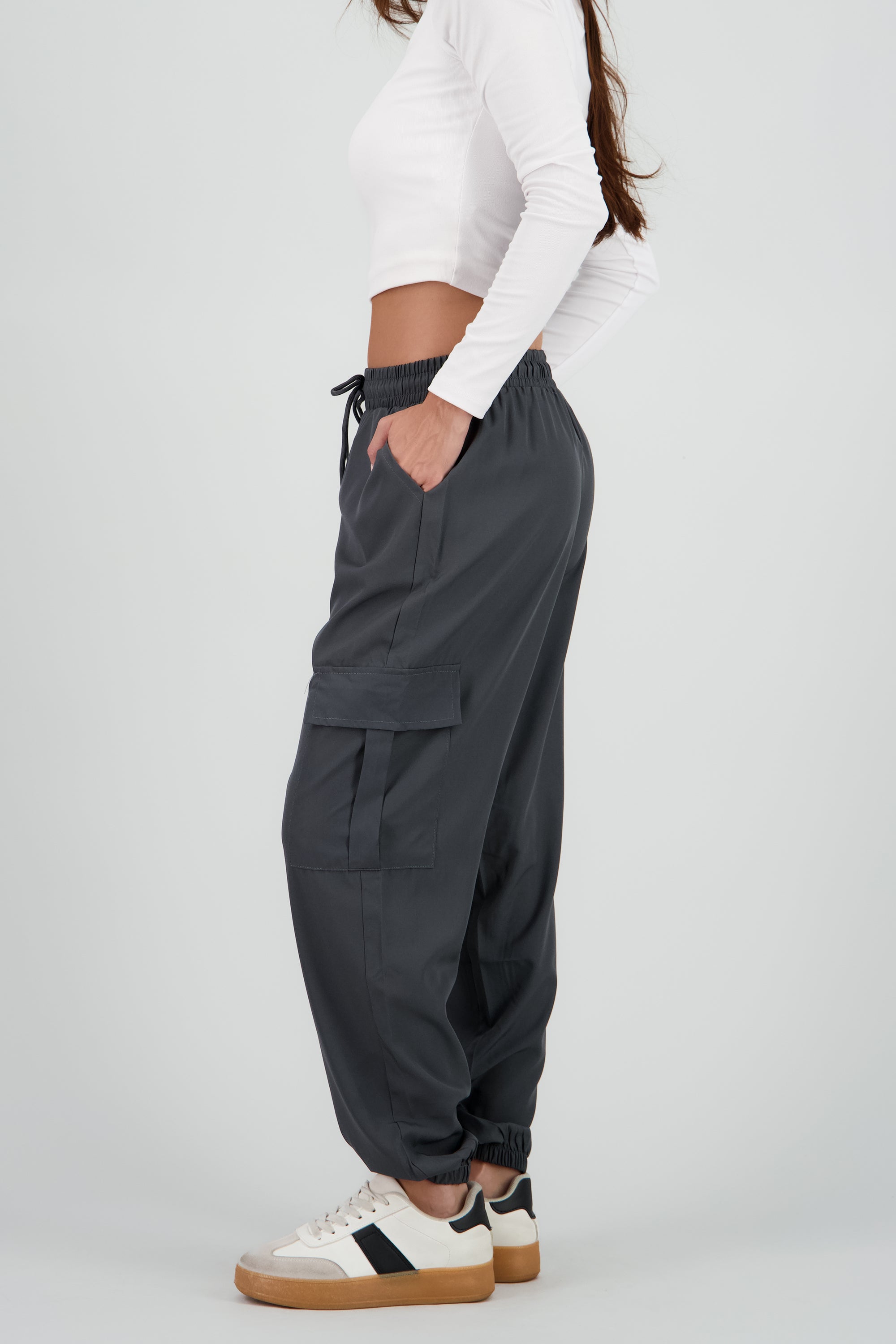 Pantalón Cargo Monocolor Bolsas