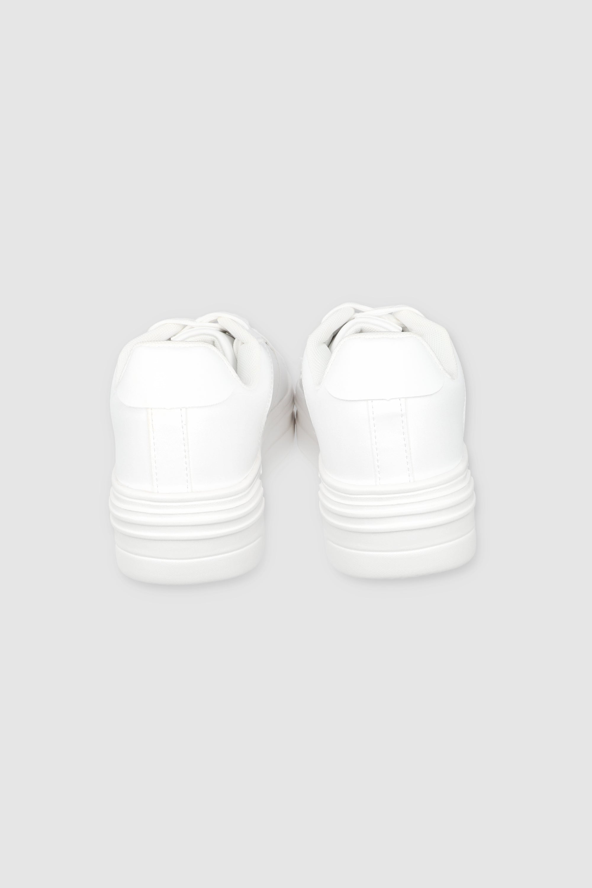 Tenis retro perforado plataforma