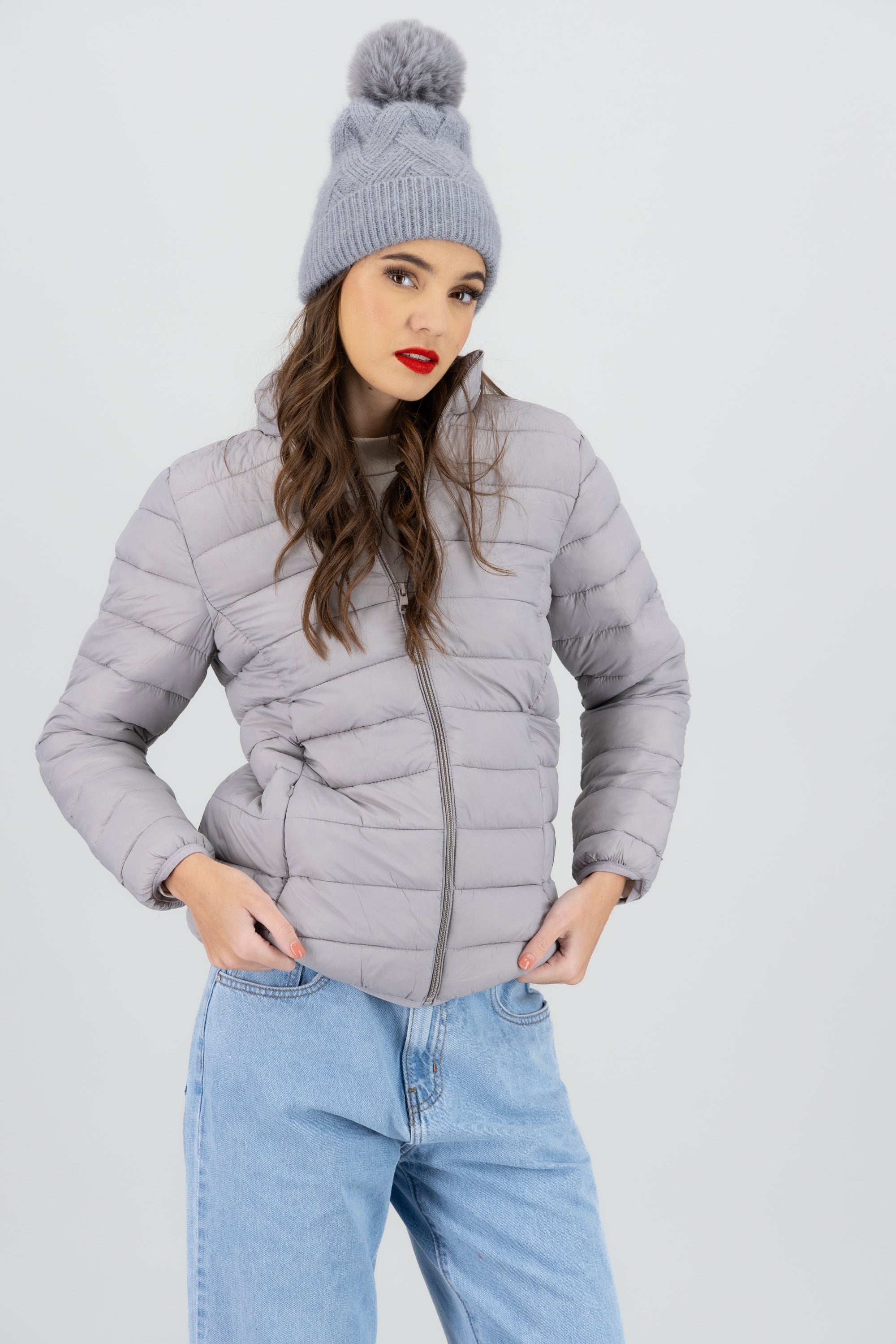 Gorro tejido pompón GRIS CLARO