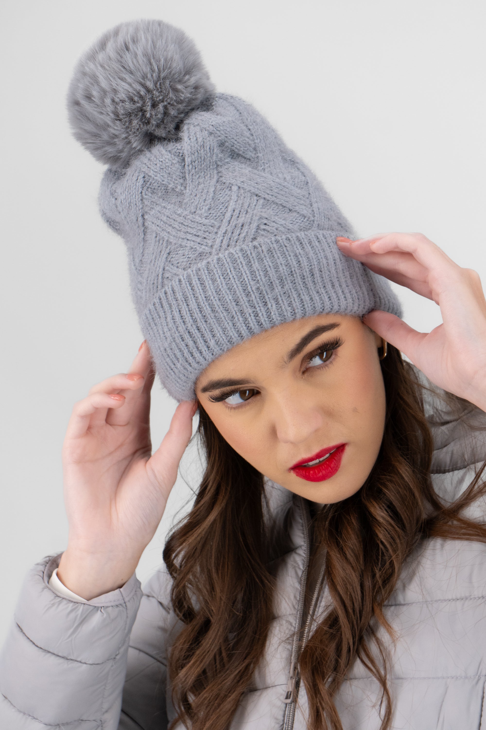 Gorro tejido pompón GRIS CLARO