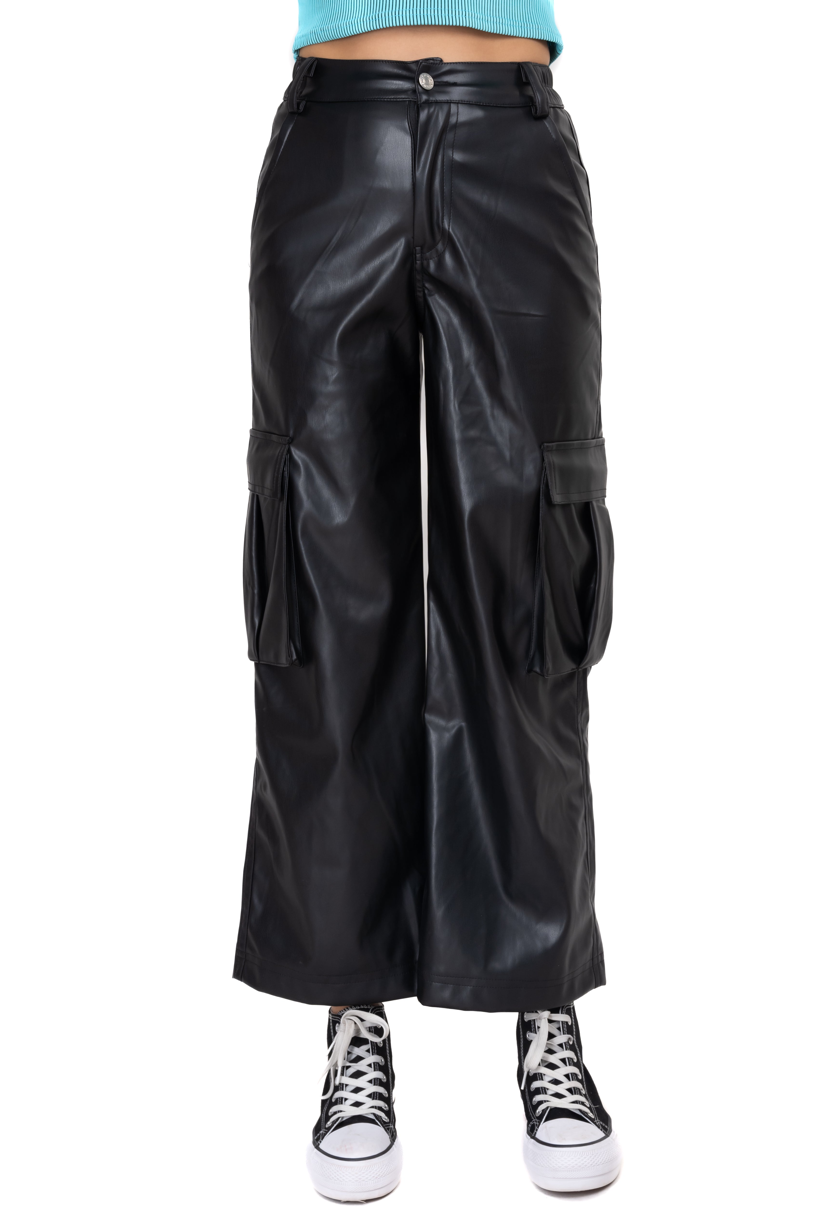 Pantalón efecto piel bolsos cargo NEGRO