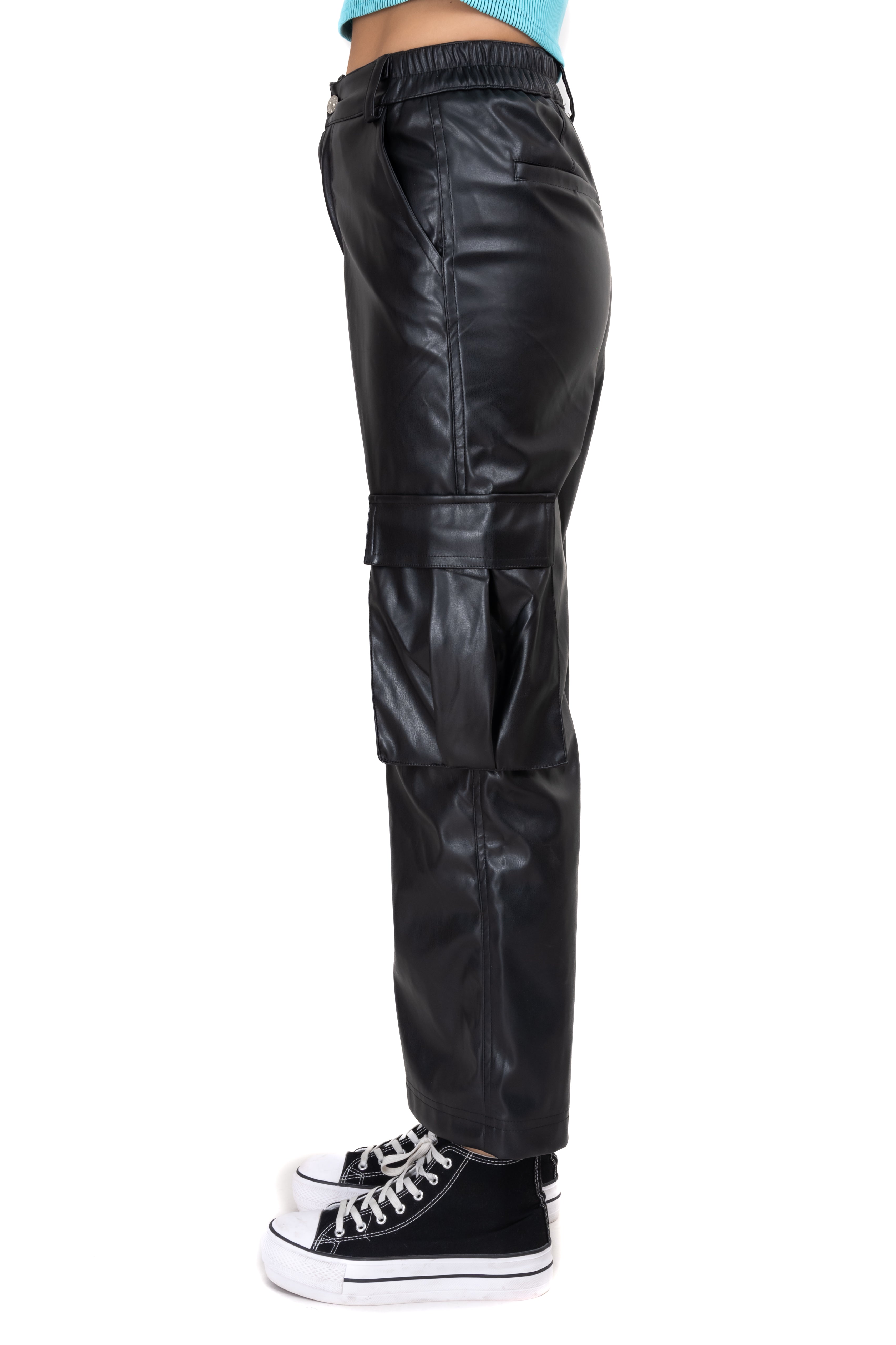 Pantalón efecto piel bolsos cargo NEGRO