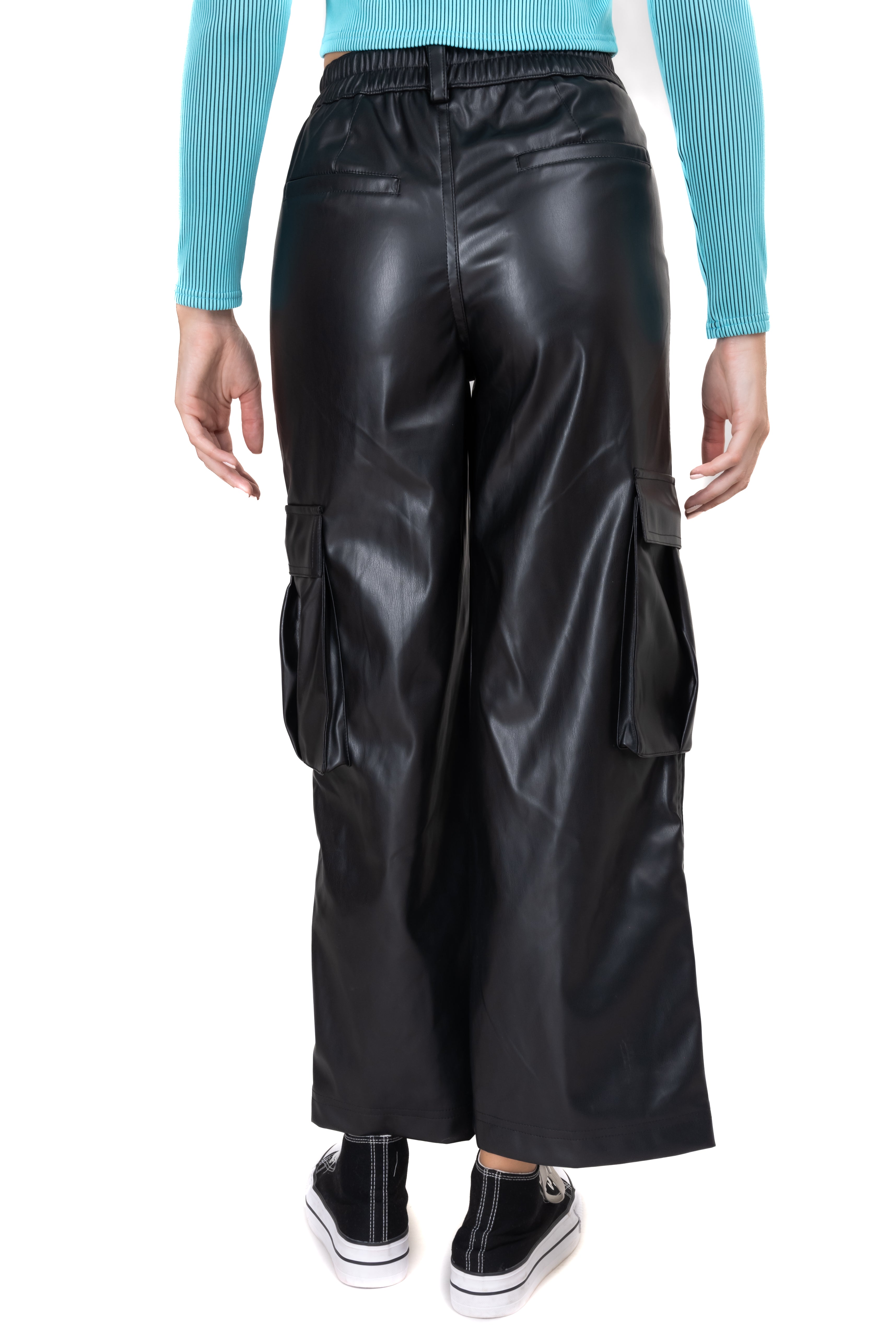 Pantalón efecto piel bolsos cargo NEGRO