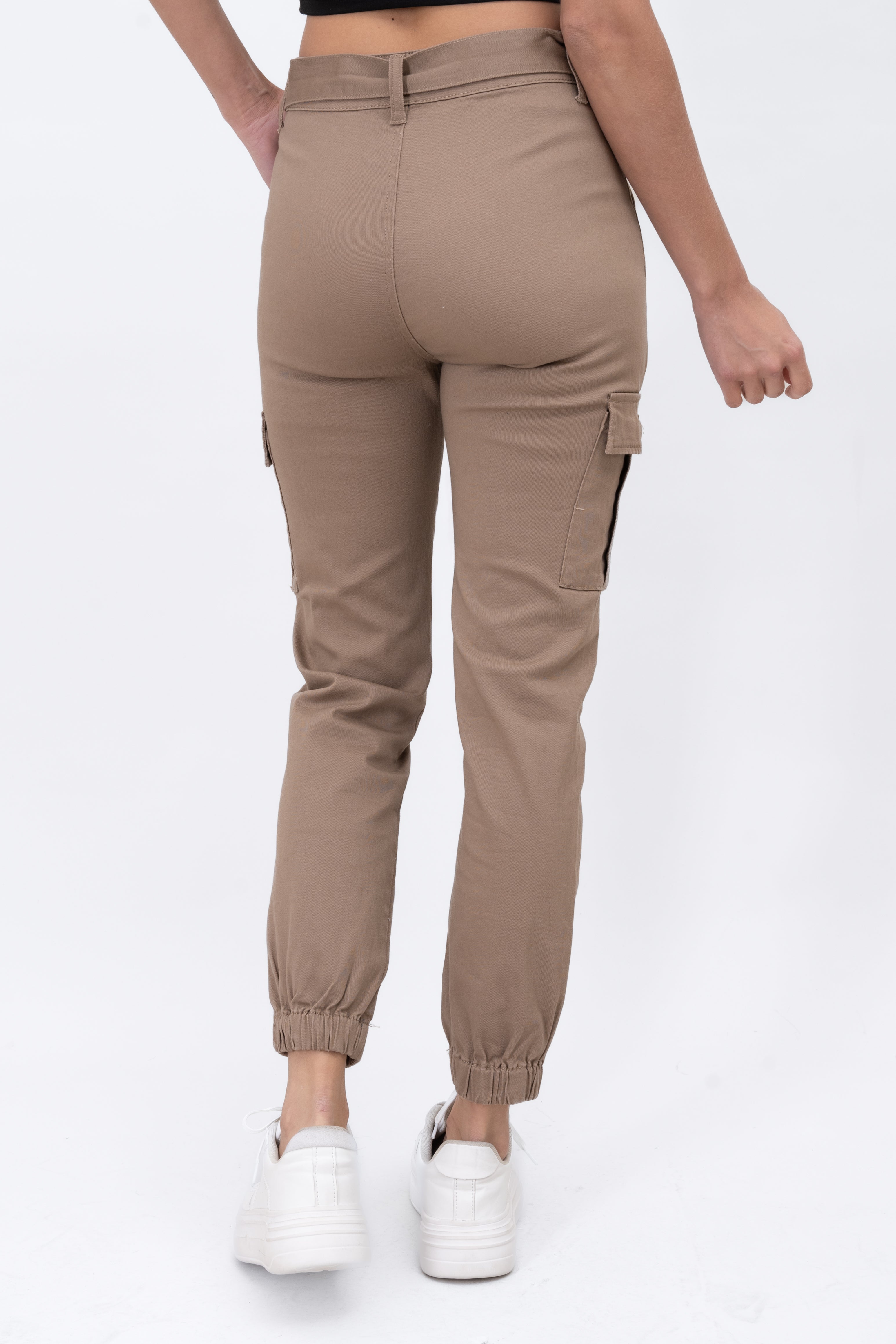 Jeans jogger bolsos cinturón KHAKI