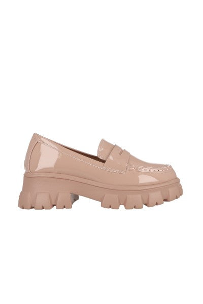Loafer charol suela dentada