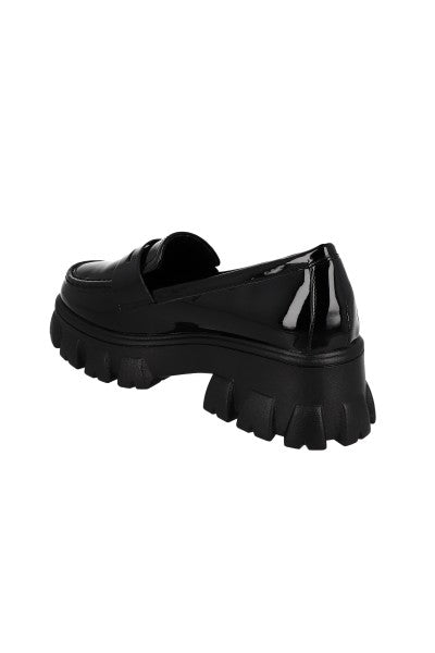Loafer charol suela dentada NEGRO