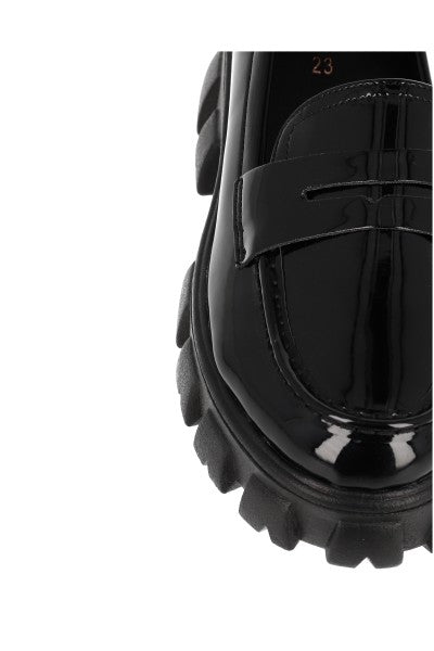 Loafer charol suela dentada NEGRO