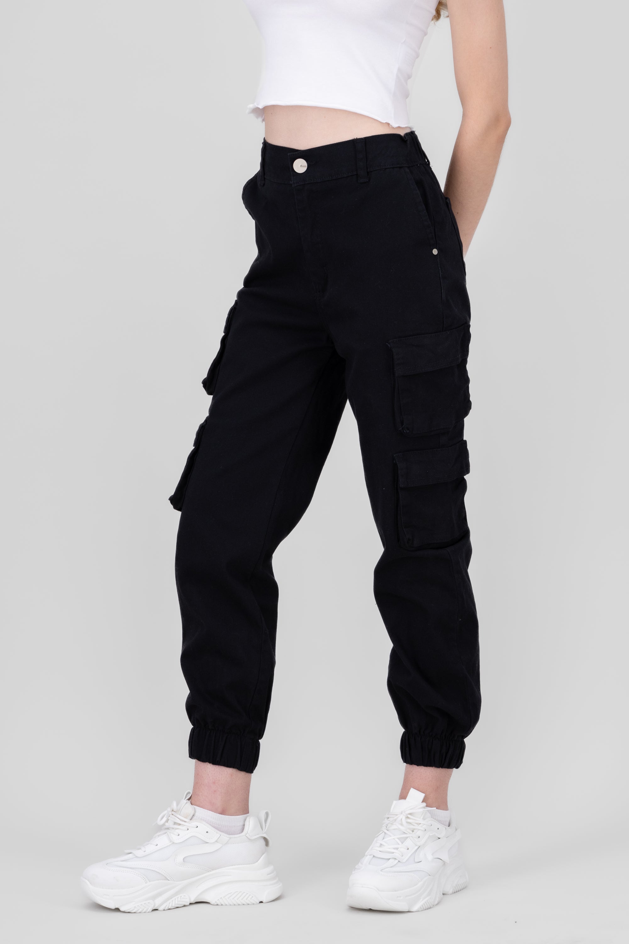 Jeans cargo monocolor NEGRO