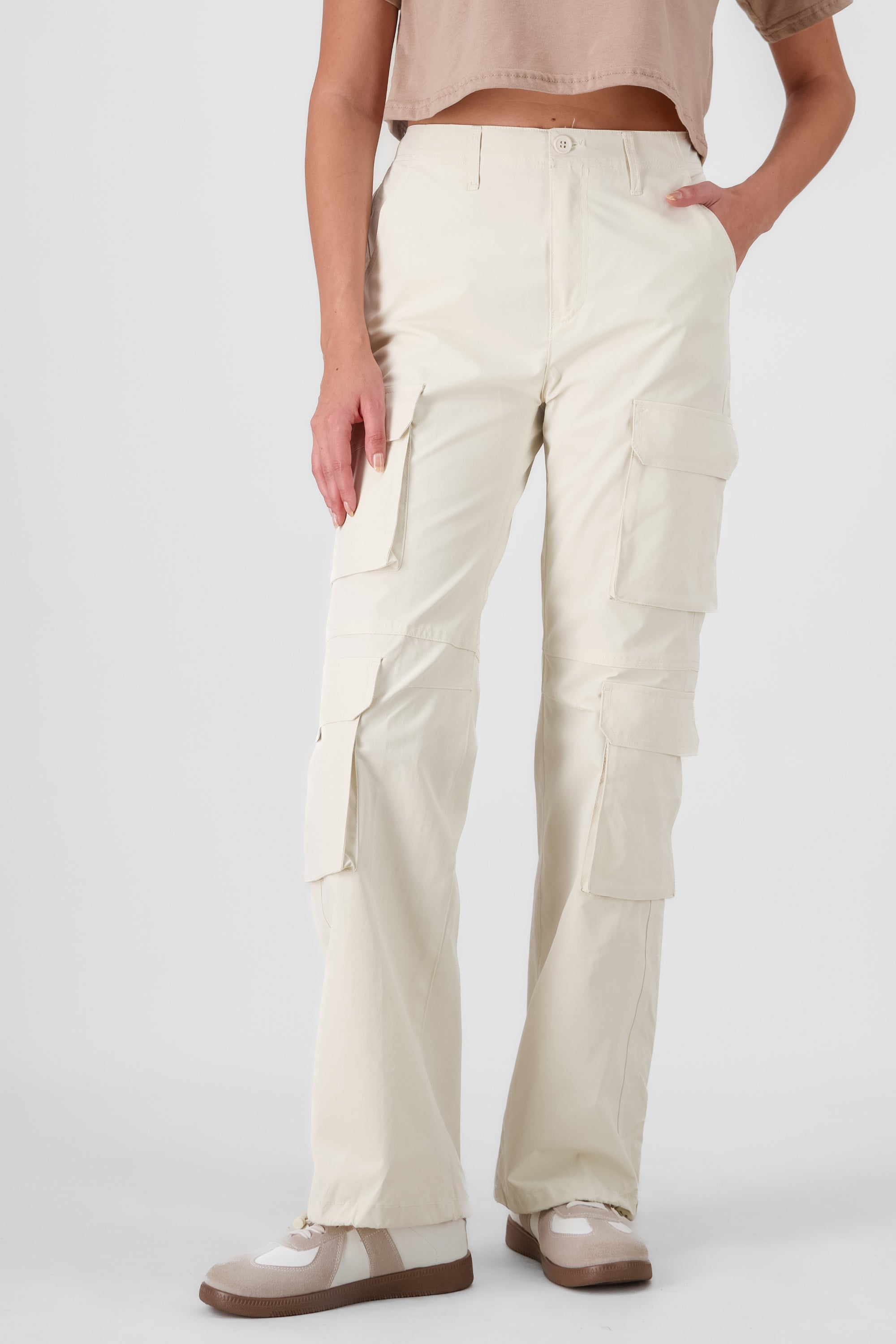 Pantalón parachute cargo multibolsillos CREMA