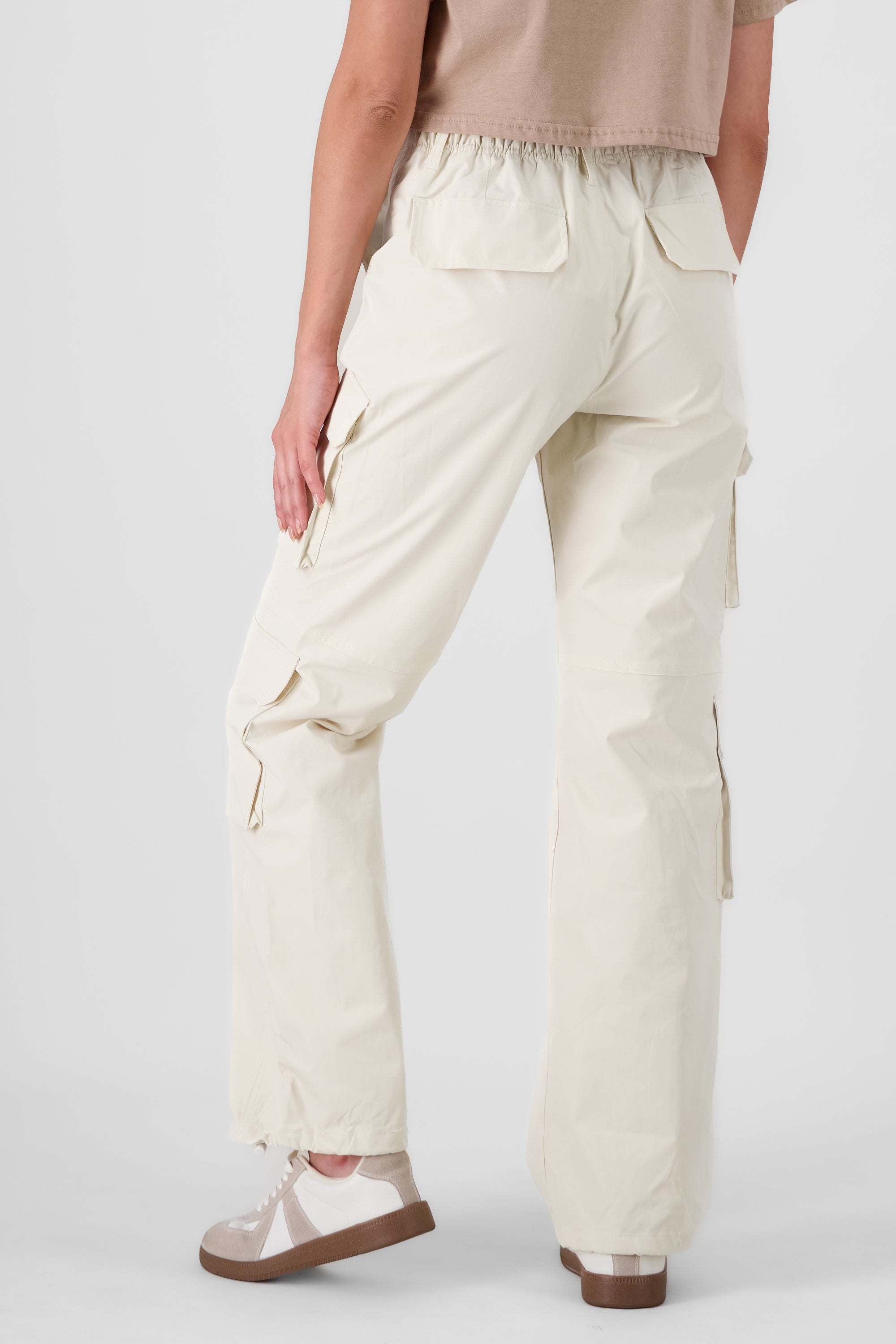 Pantalón parachute cargo multibolsillos CREMA