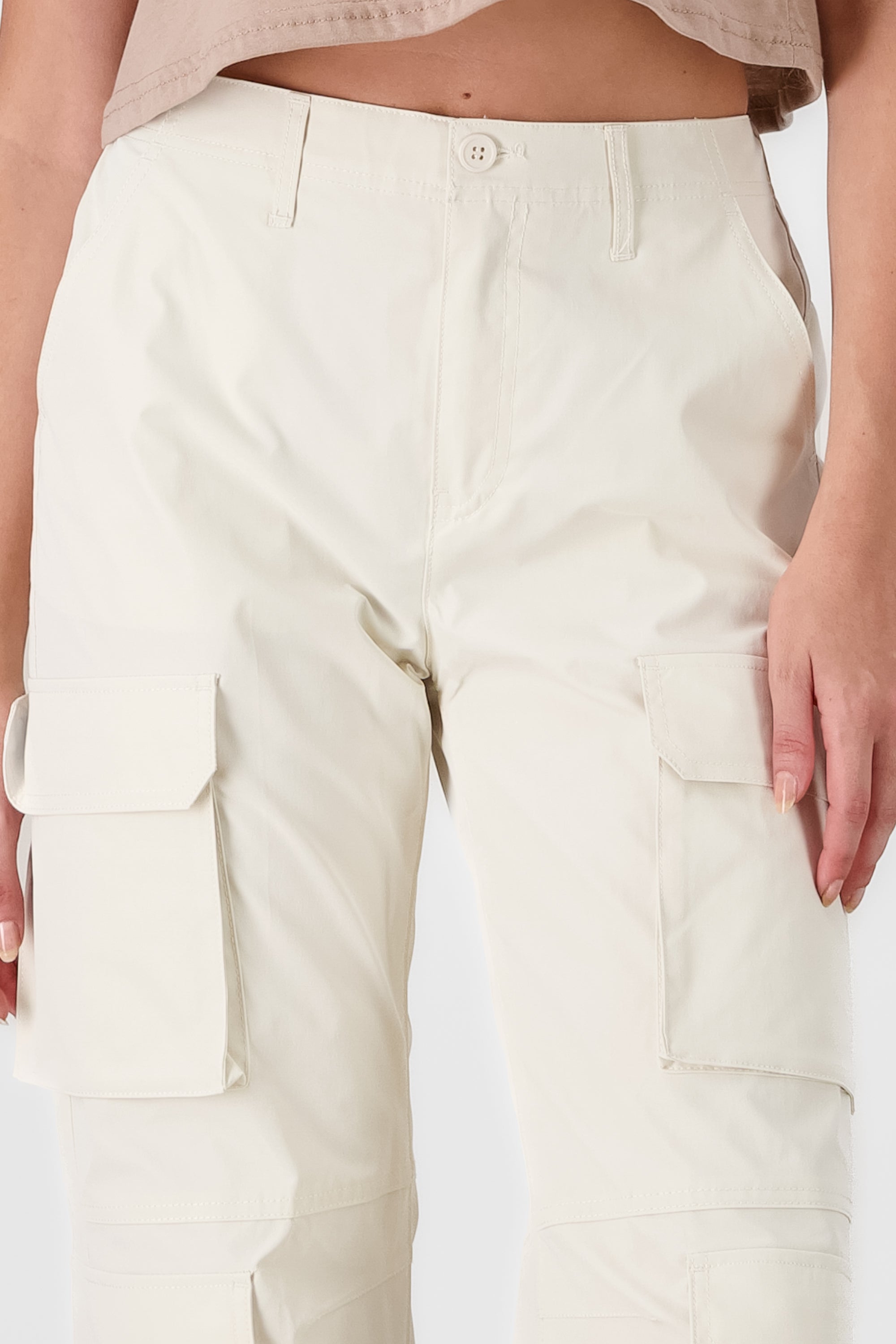 Pantalón parachute cargo multibolsillos CREMA