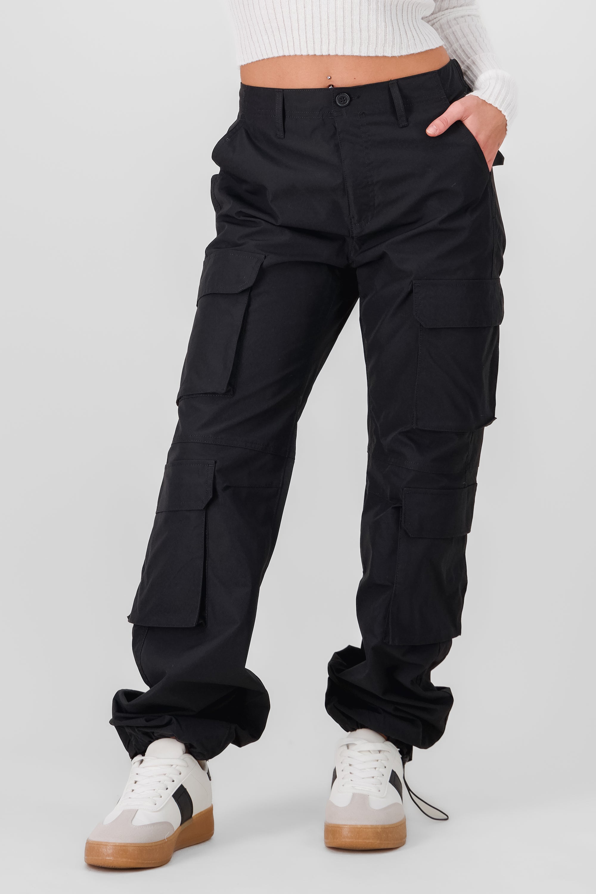 Pantalón parachute cargo multibolsillos NEGRO