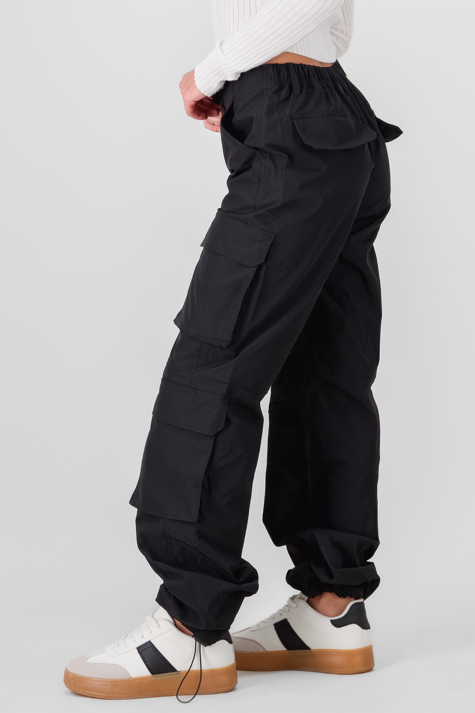 Pantalón parachute cargo multibolsillos NEGRO