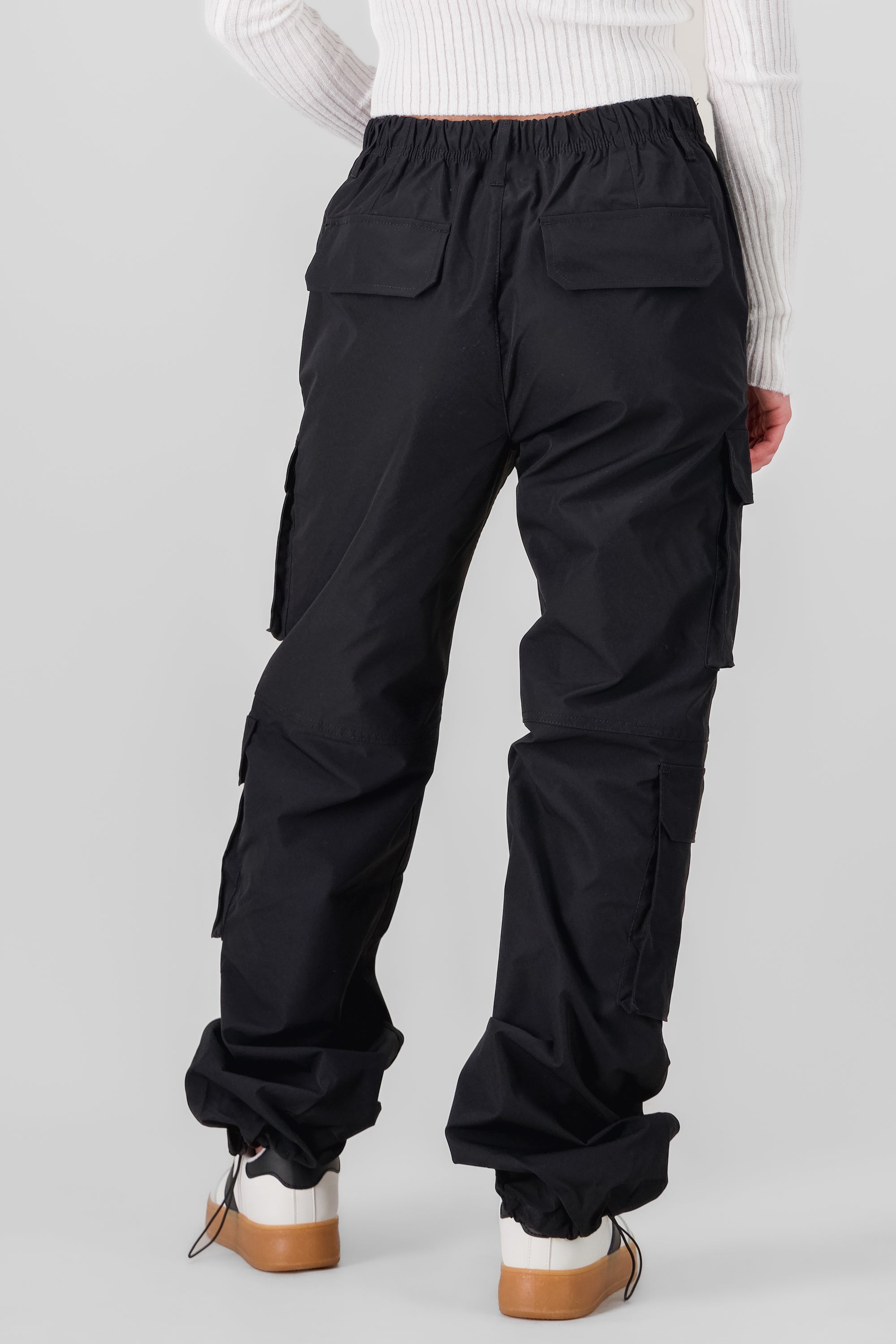 Pantalón parachute cargo multibolsillos NEGRO