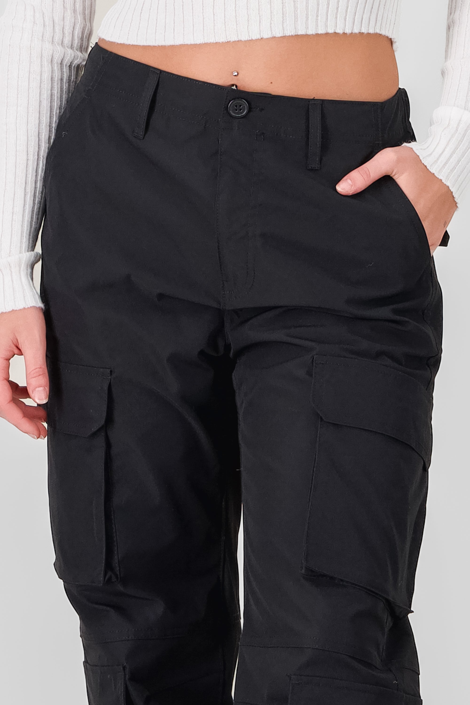 Pantalón parachute cargo multibolsillos NEGRO