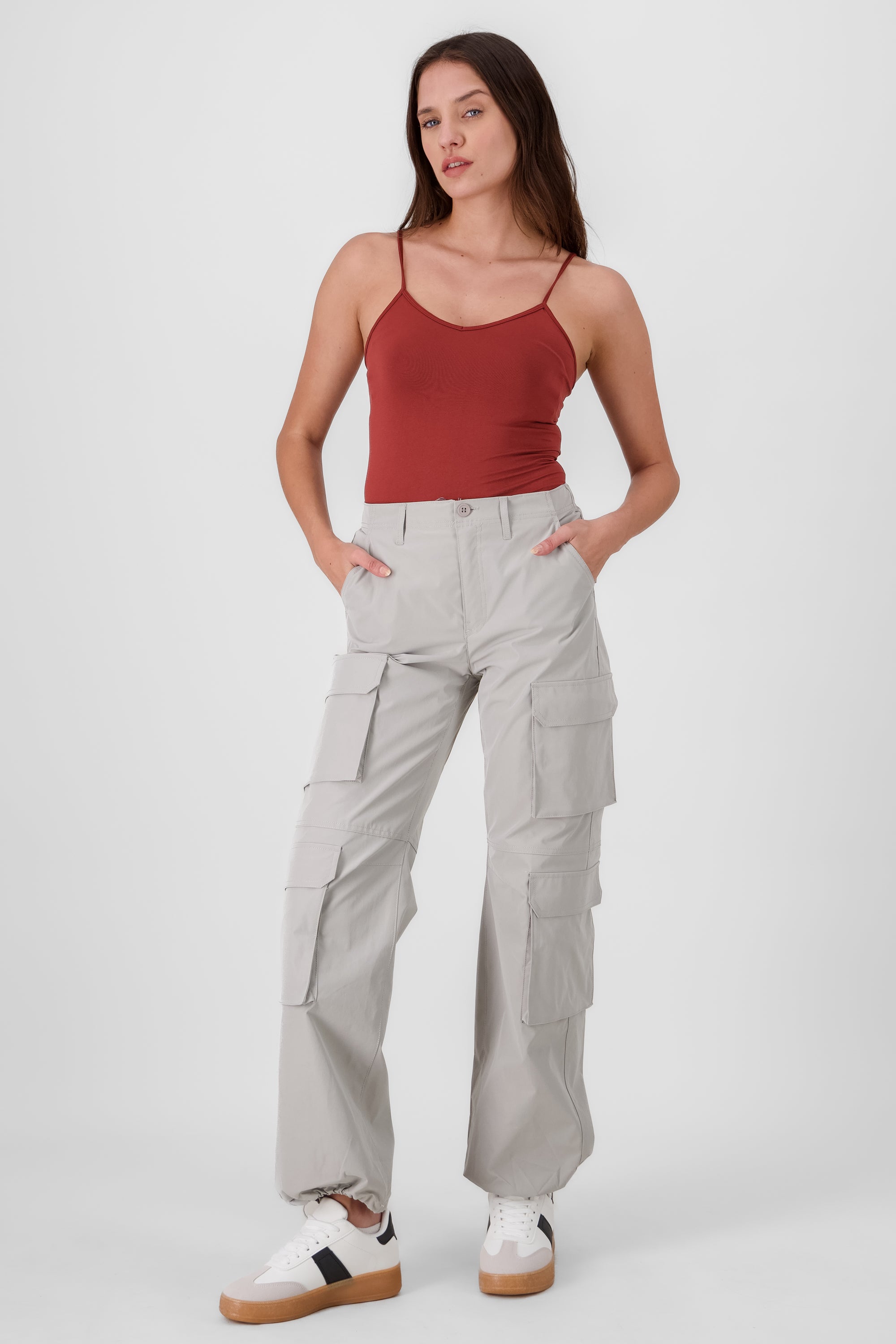 Pantalón parachute cargo multibolsillos GRIS CLARO