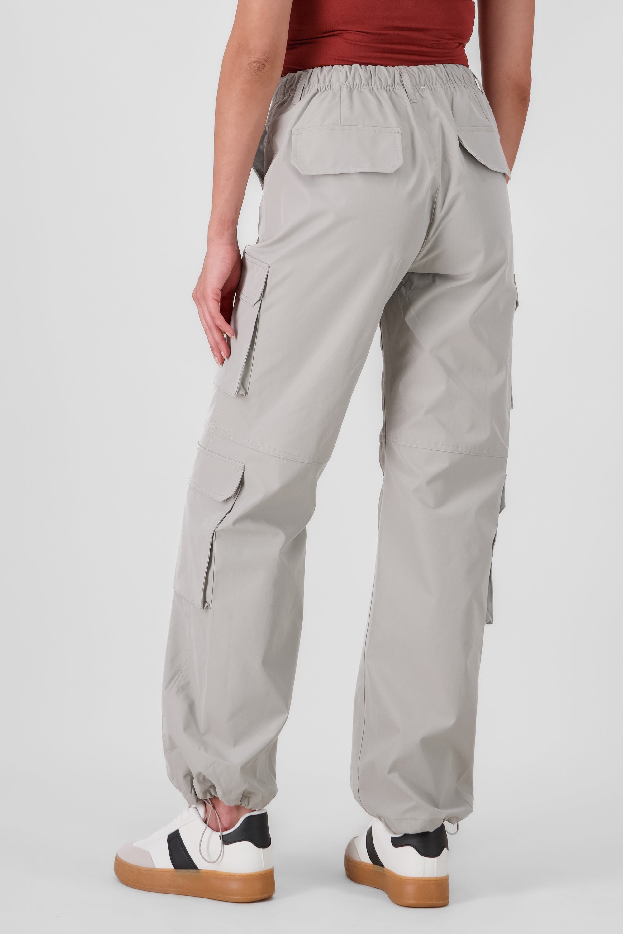 Pantalón parachute cargo multibolsillos GRIS CLARO