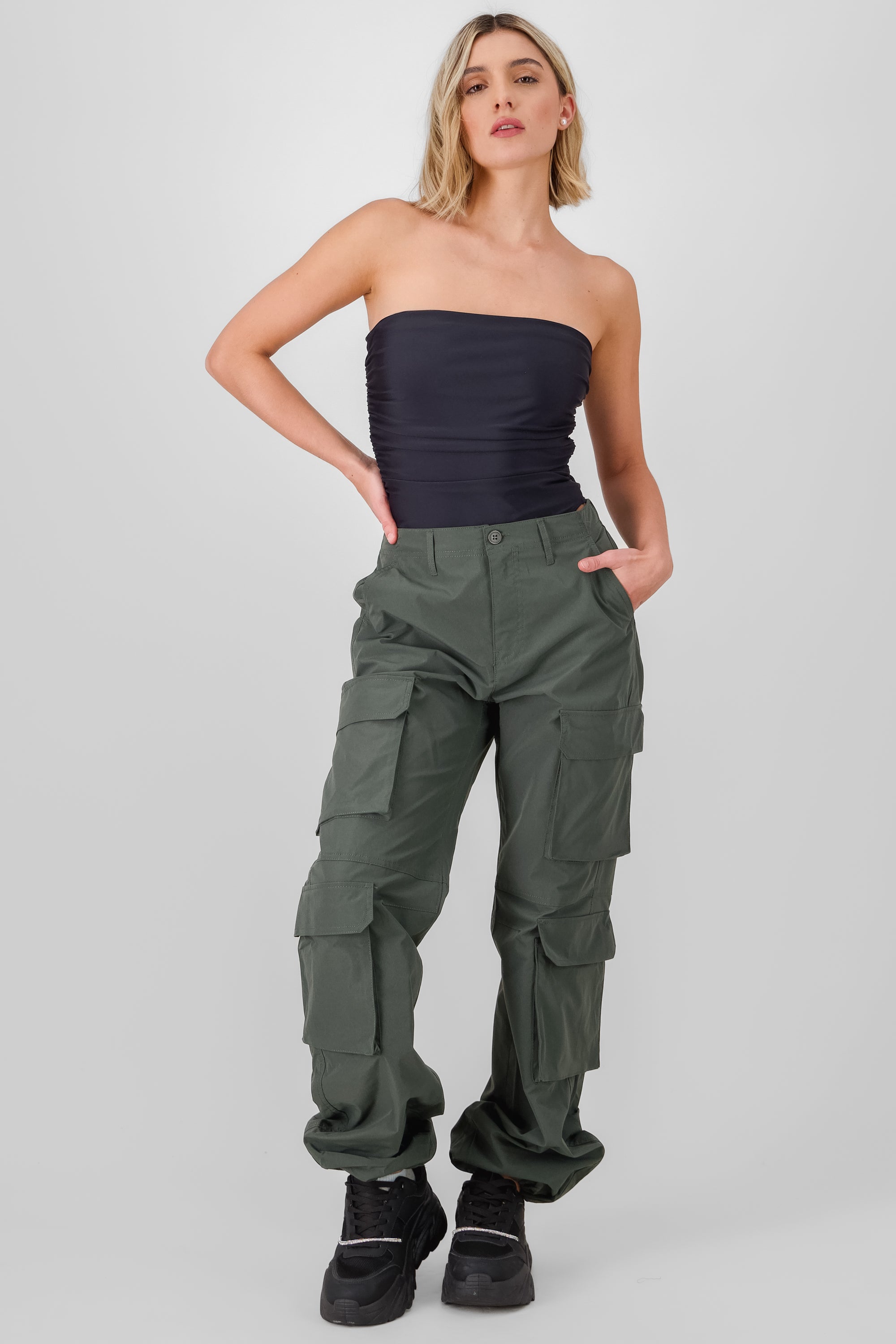 Pantalón parachute cargo multibolsillos VERDE OBSCURO