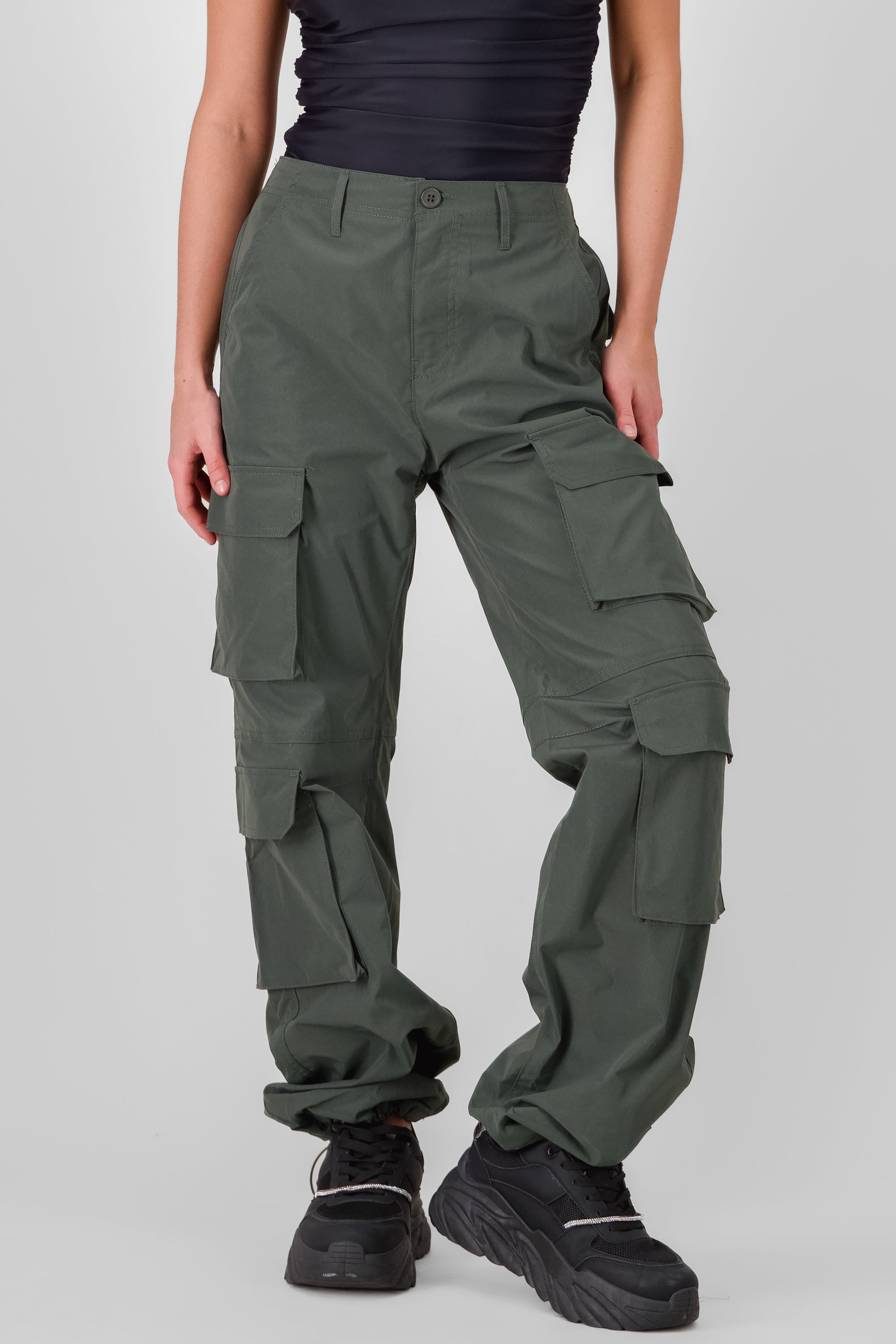 Pantalón parachute cargo multibolsillos VERDE OBSCURO