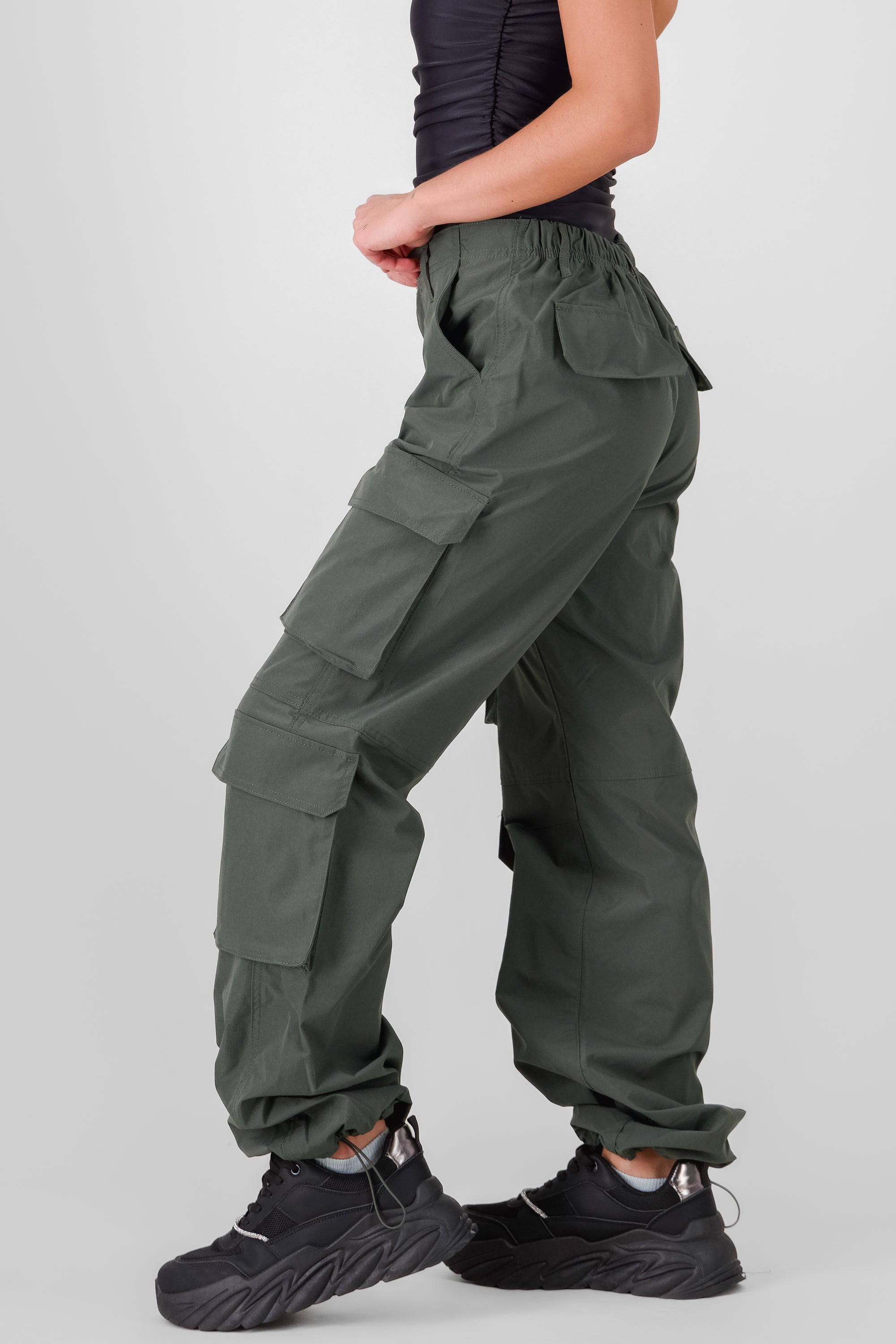 Pantalón parachute cargo multibolsillos VERDE OBSCURO