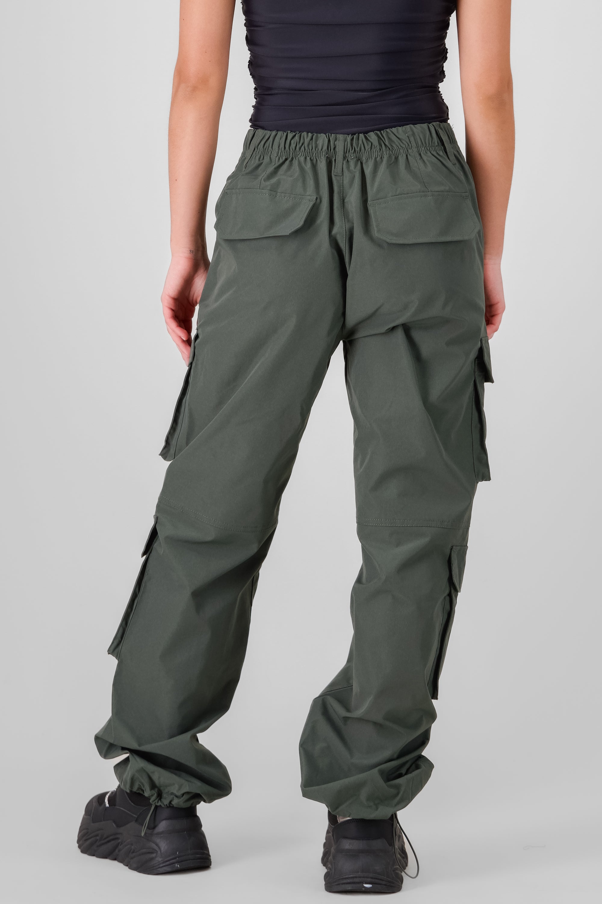 Pantalón parachute cargo multibolsillos VERDE OBSCURO