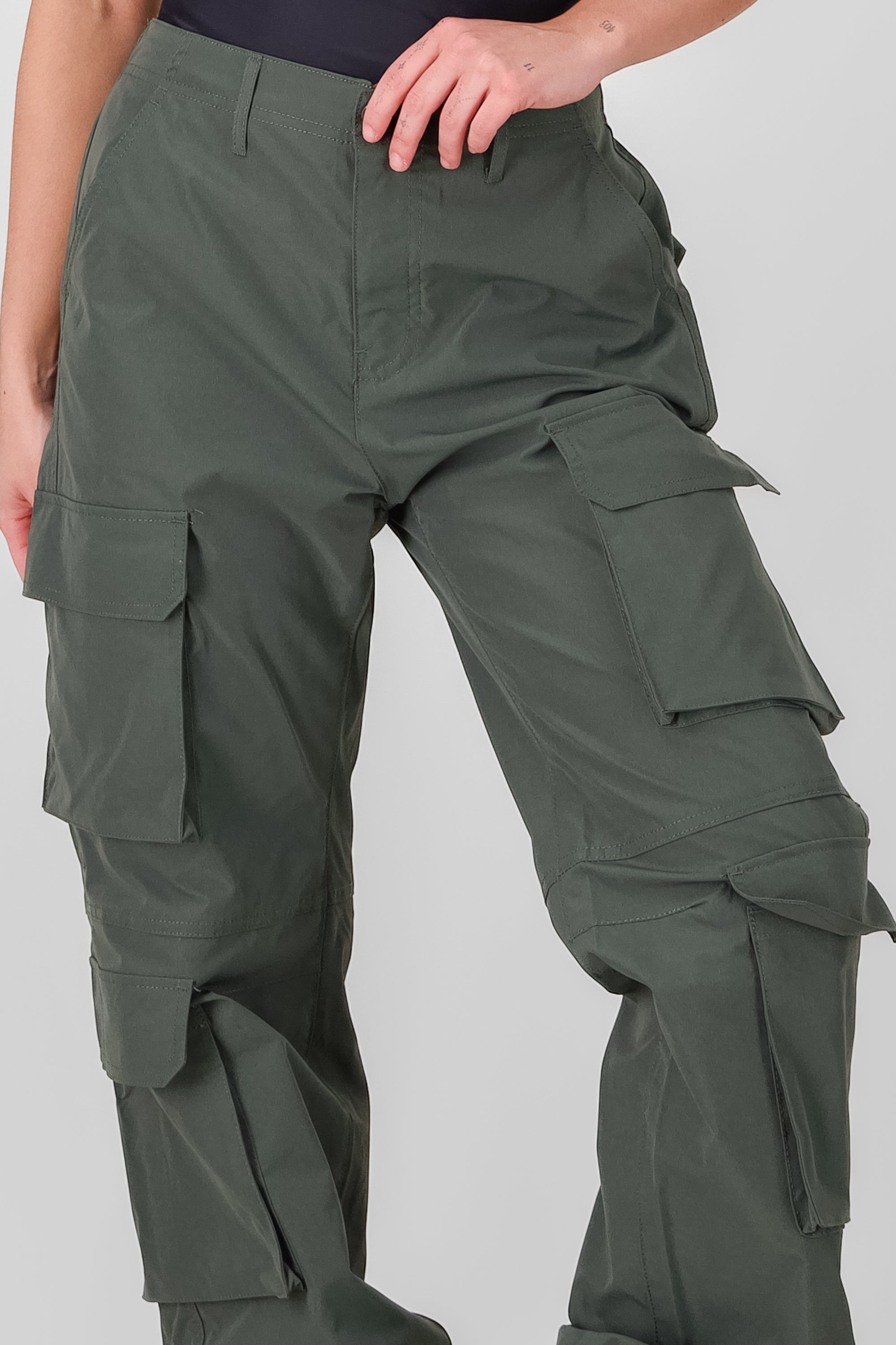 Pantalón parachute cargo multibolsillos VERDE OBSCURO