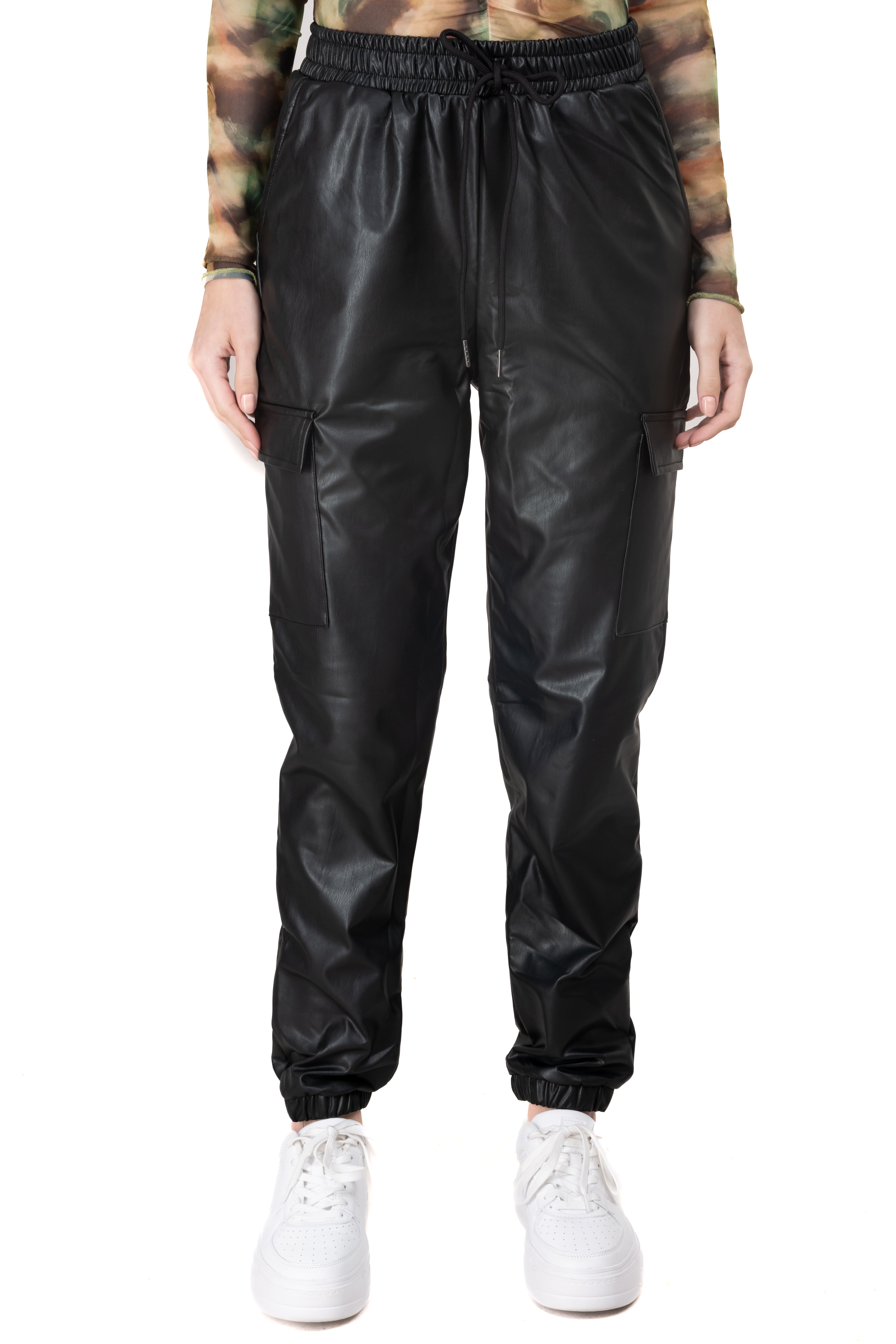 Jogger efecto piel bolsos cargo NEGRO