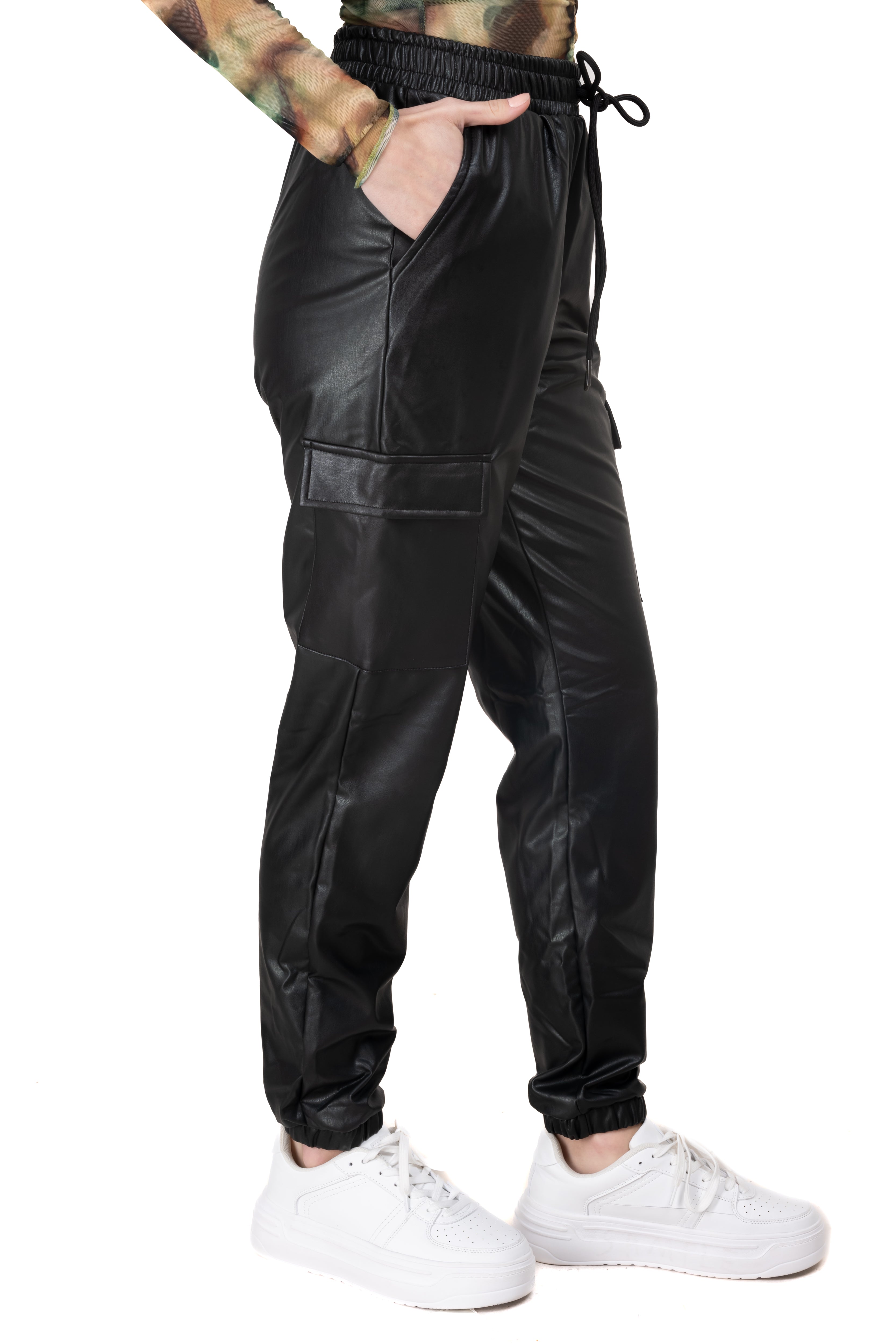 Jogger efecto piel bolsos cargo NEGRO